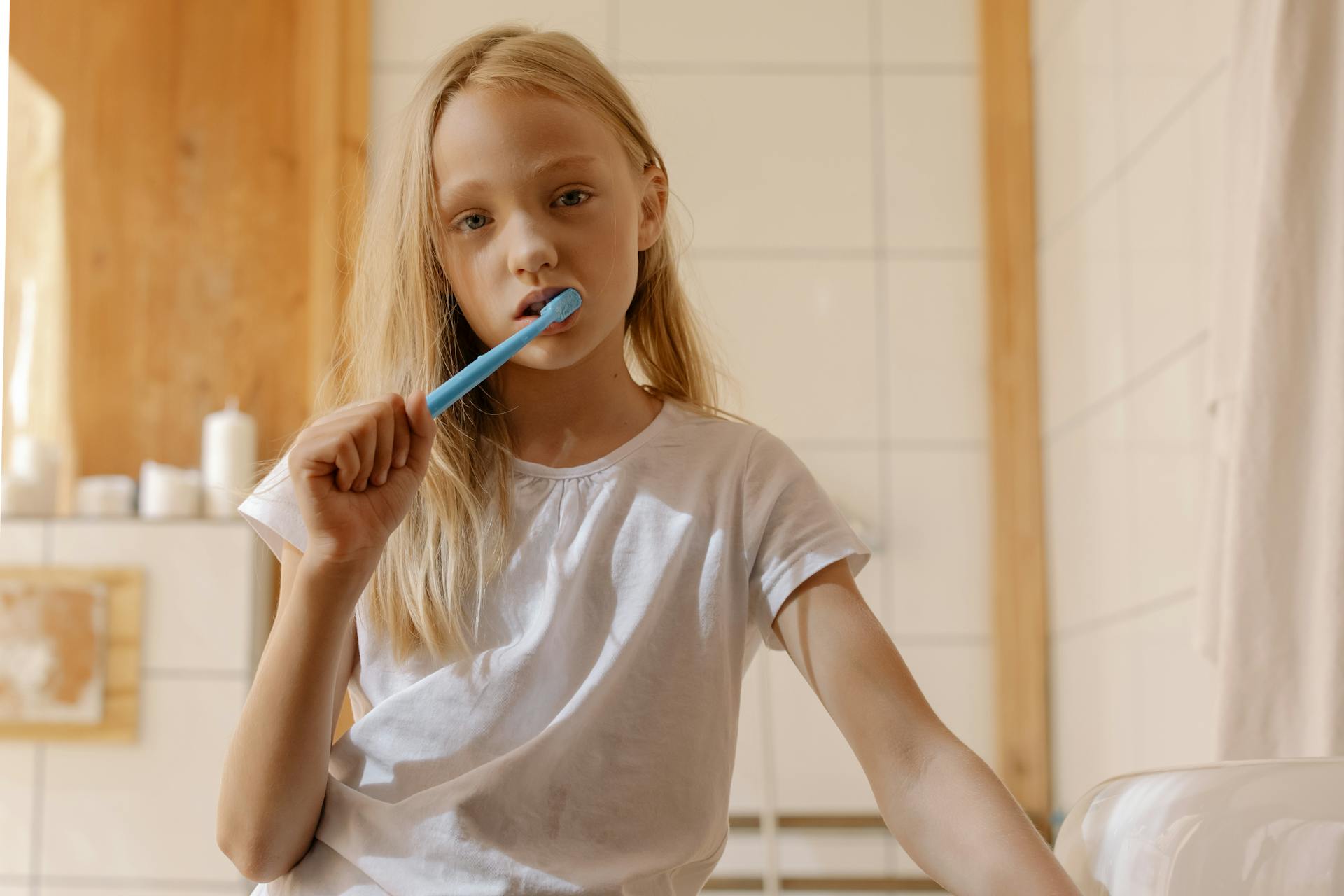 Une petite fille se brossant les dents | Source : Pexels