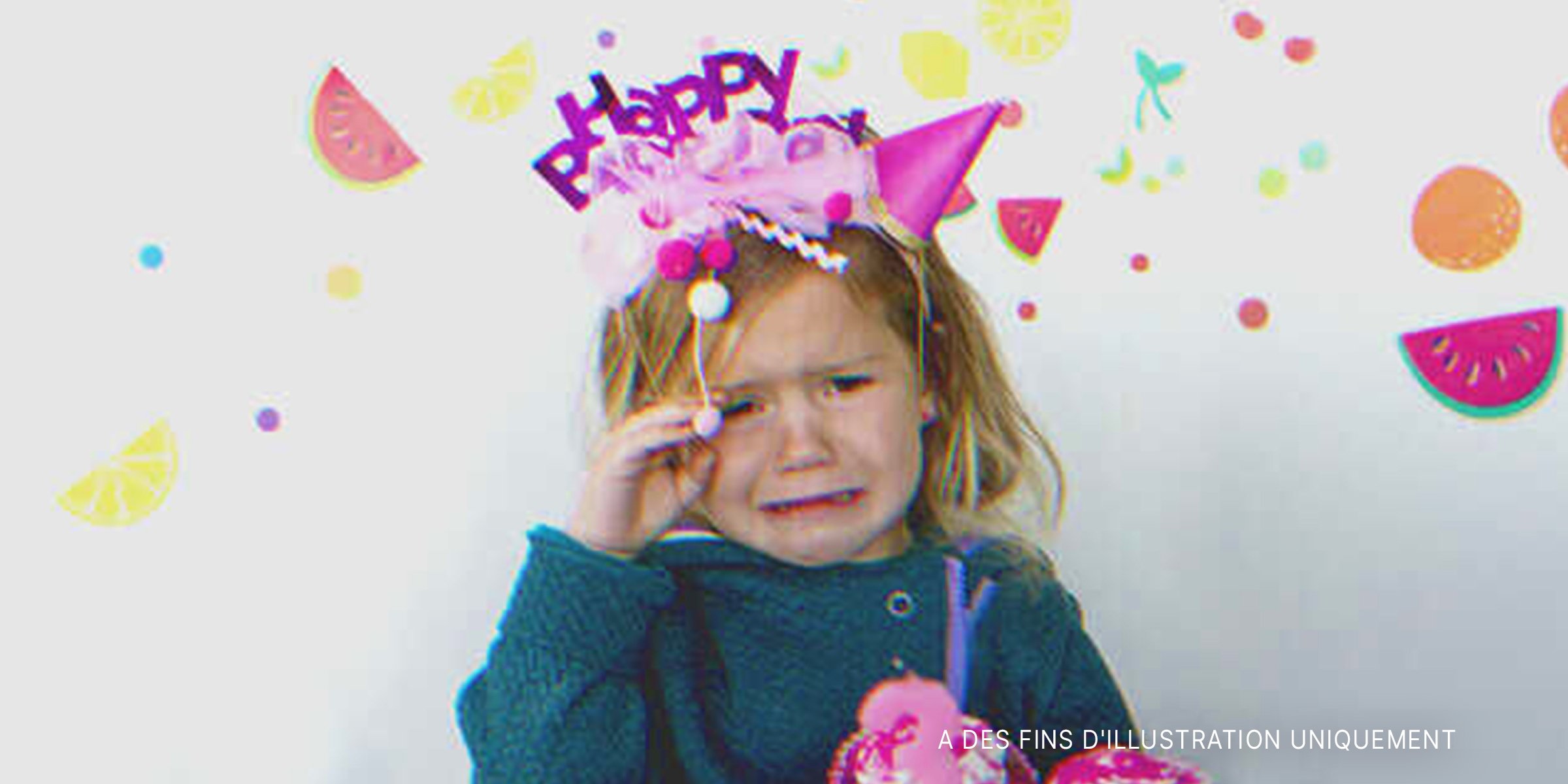 Une fillette avec un chapeau d'anniversaire en train de pleurer | Source : Getty Images   