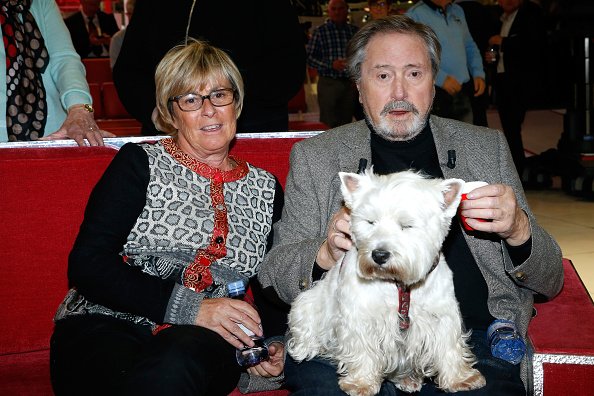 l'acteur Victor Lanoux qui présente son livre "Deux heures a tuer au bord de la piscine", sa femme Véronique Langlois et leur chien Babette. |Photo : Getty Images.