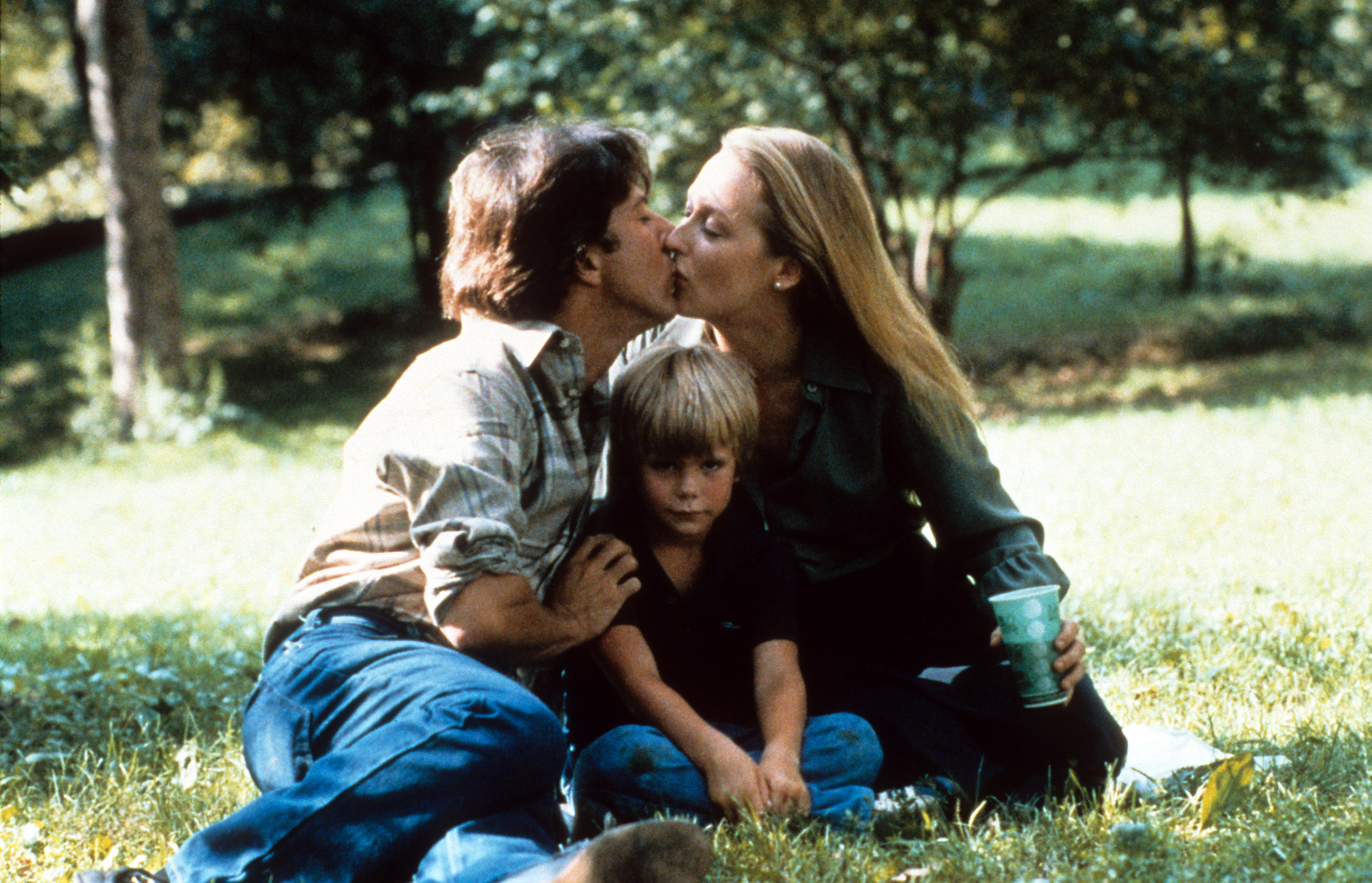 Dustin Hoffman embrasse Meryl Streep dans une scène du film "Kramer Vs. Kramer" en 1979 | Source : Getty Images