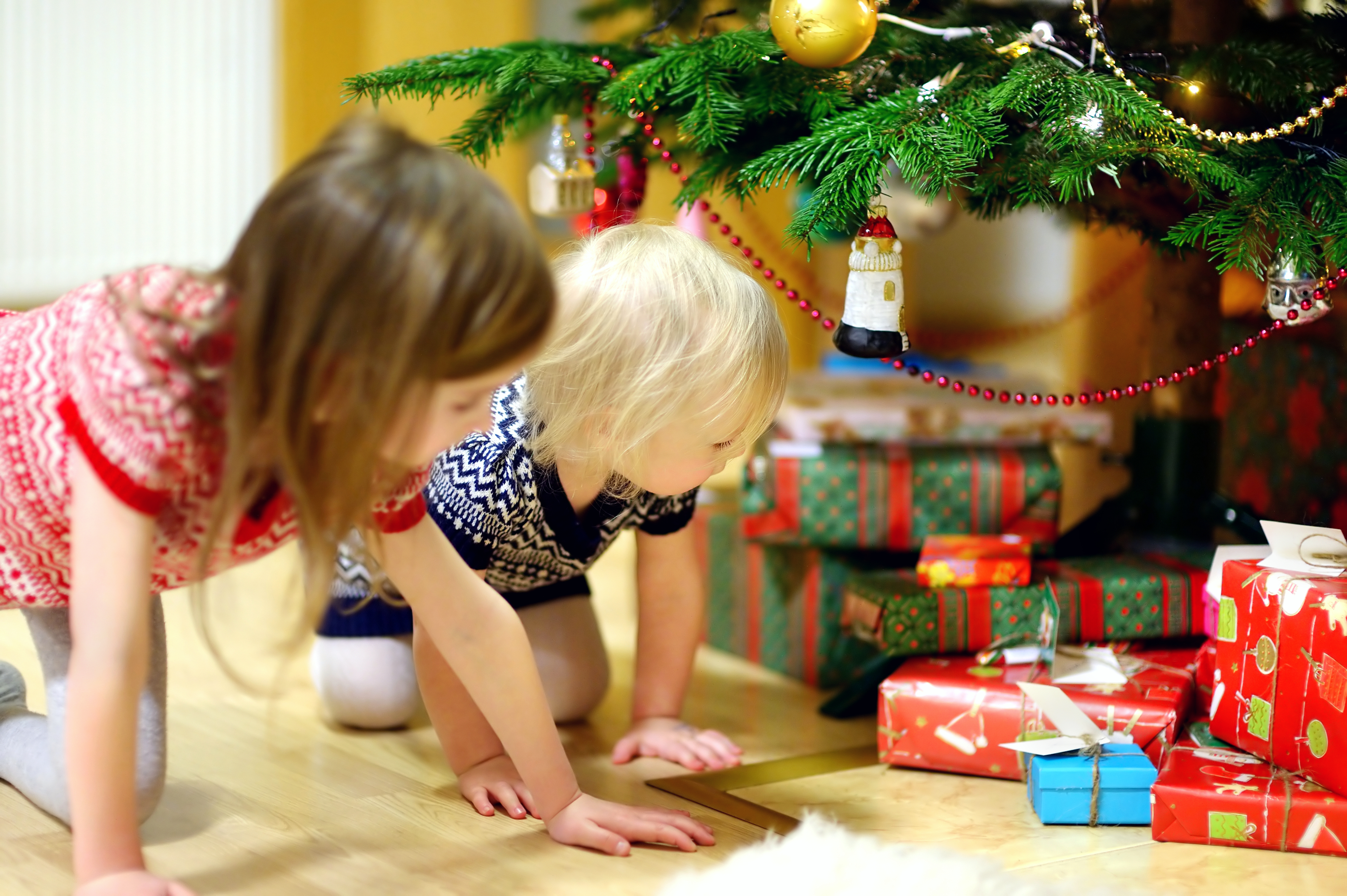 Des enfants regardent des cadeaux | Source : Shuttertsock