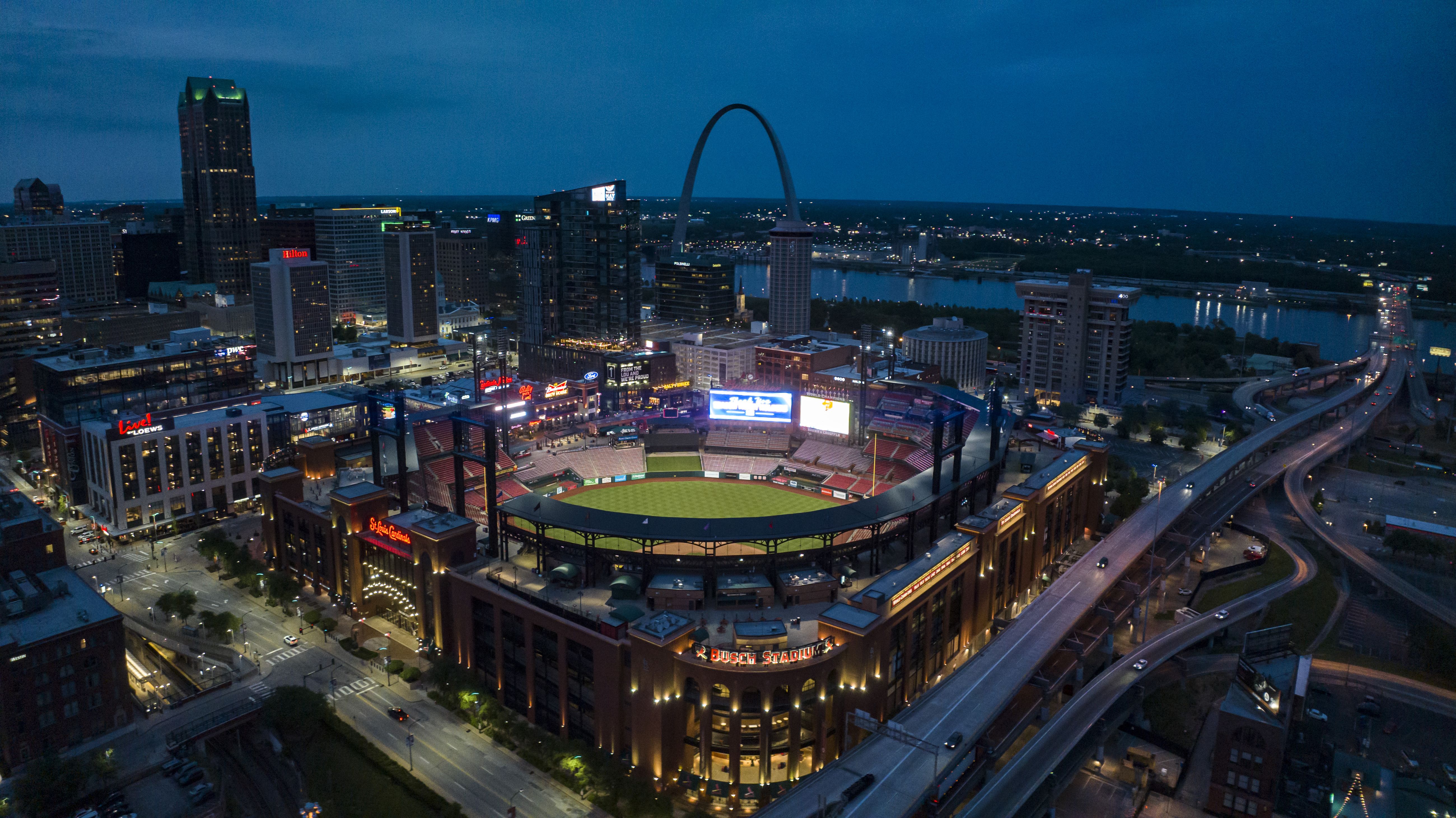 Une vue du stade Busch, de la ligne d'horizon de Saint-Louis, de la Gateway Arch et du fleuve Mississippi à Saint-Louis, dans le Missouri, en 2023. | Source : Getty Images