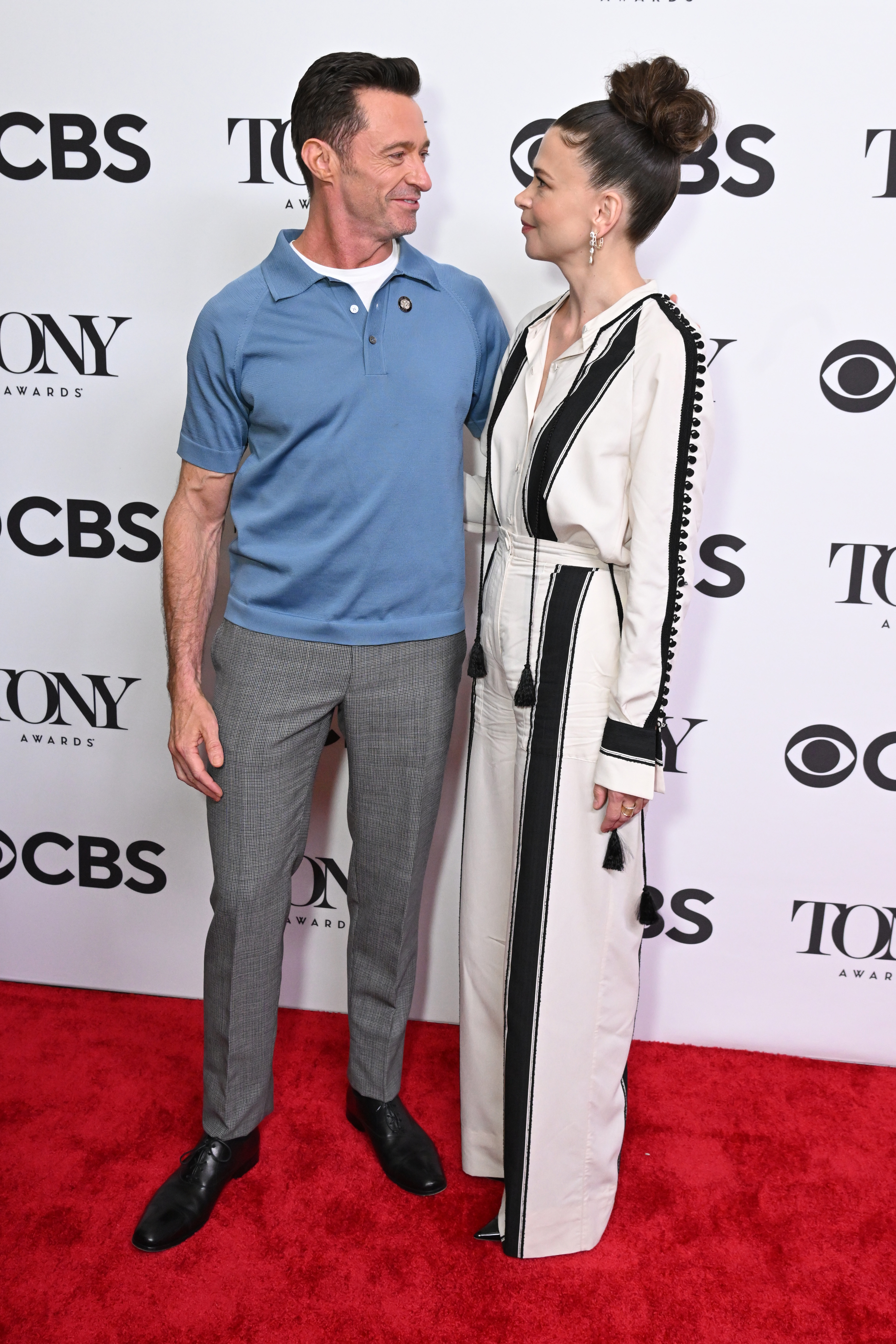 Hugh Jackman et Sutton Foster assistent à la 75e édition de l'événement presse Meet The Nominees des Tony Awards au Sofitel New York à New York, le 12 mai 2022 | Source : Getty Images