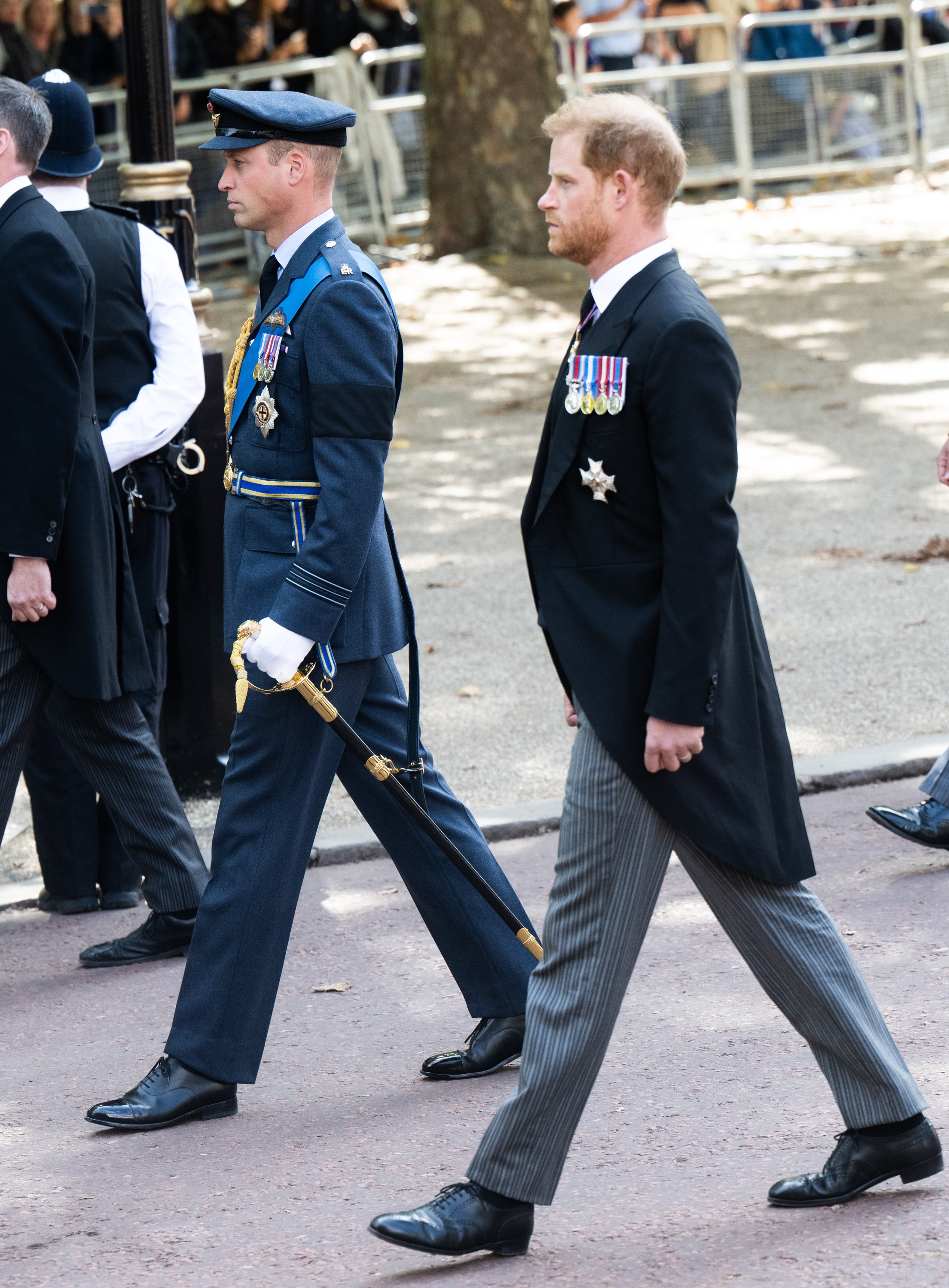 Le prince William et le prince Harry marchent derrière le cercueil de la reine Élisabeth II le 14 septembre 2022 | Source : Getty Images