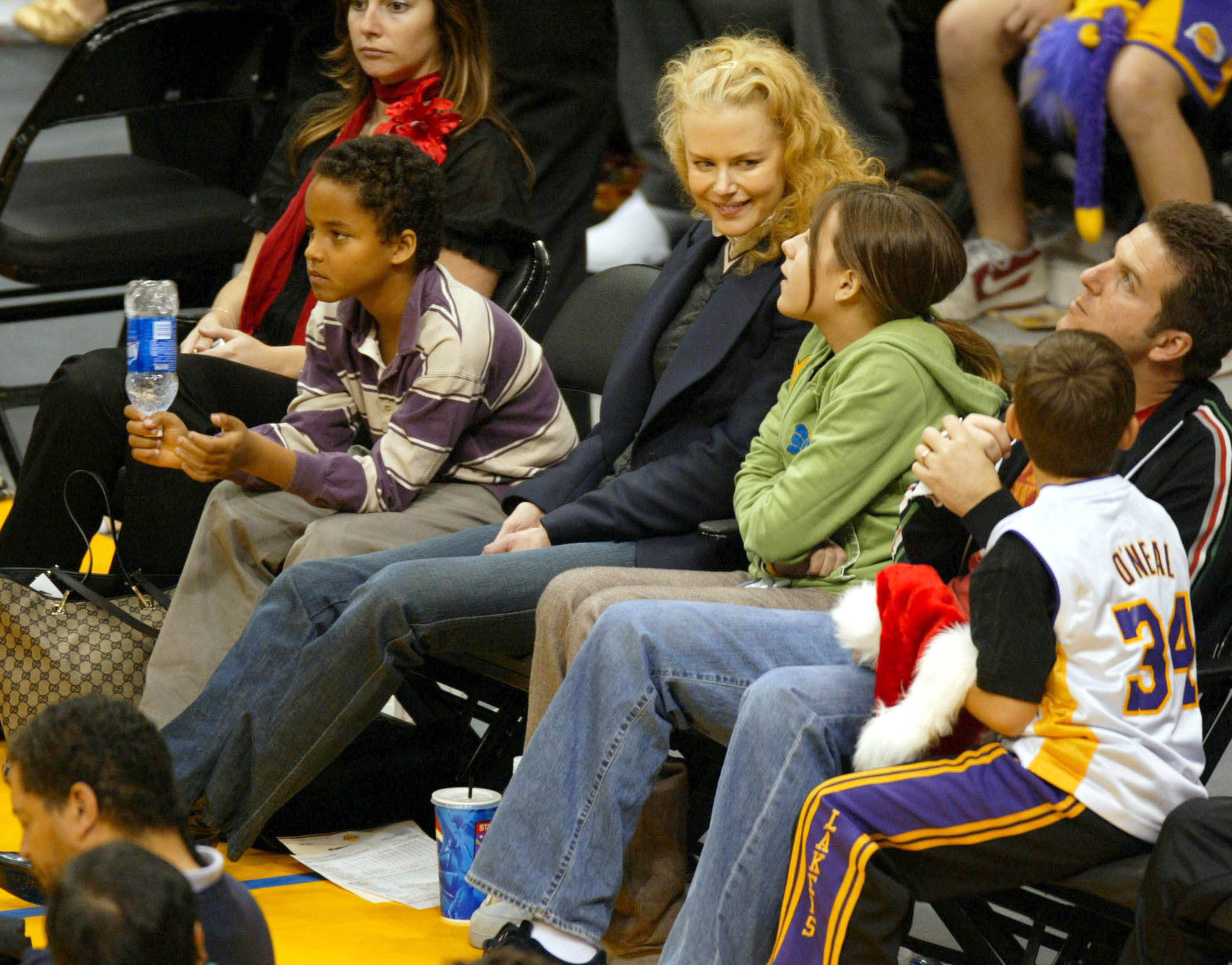 Nicole Kidman avec Connor et Isabella Cruise lors d'un match entre les Los Angeles Lakers et le Miami Heat au Staples Center le 25 décembre 2004 à Los Angeles, Californie | Source : Getty Images