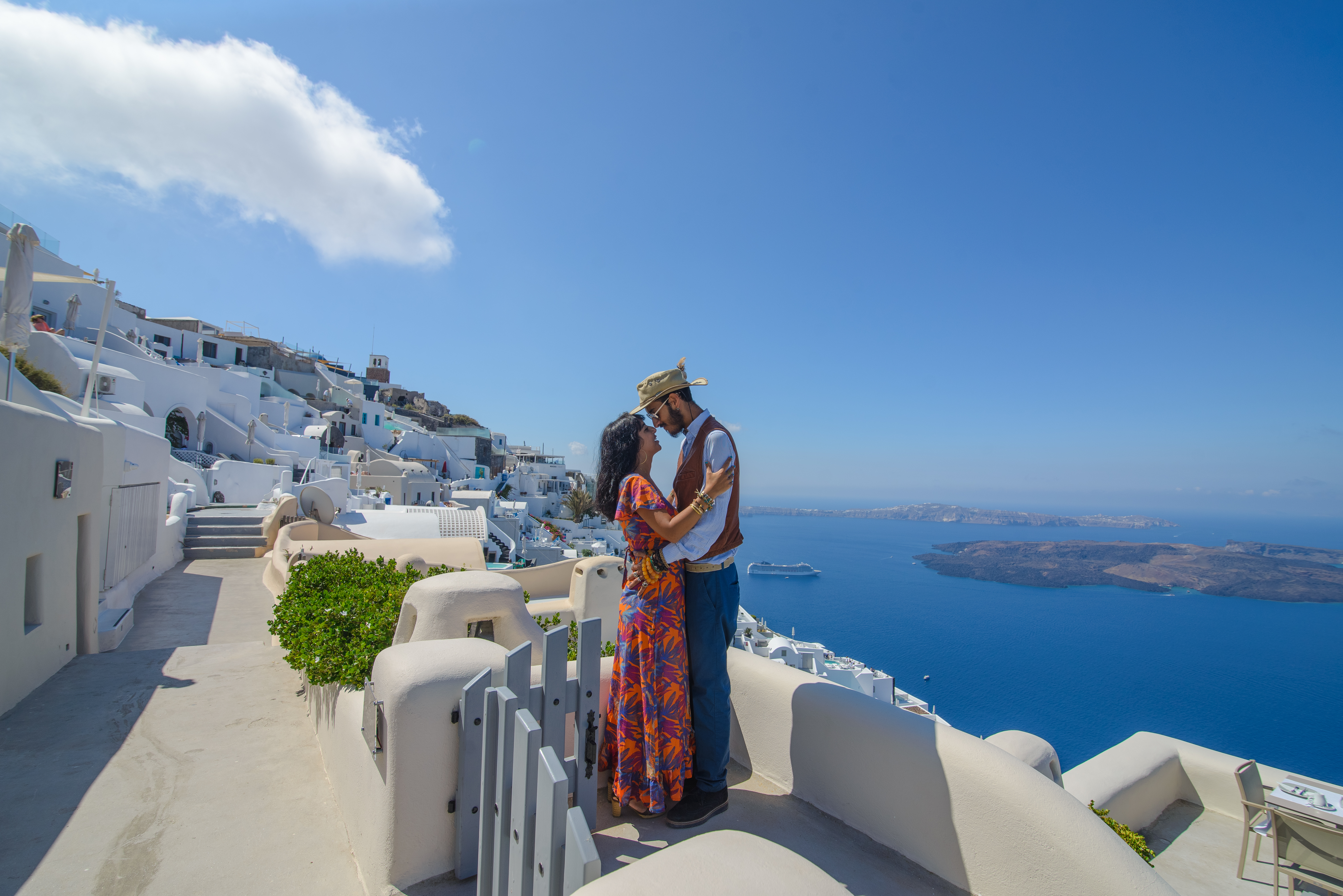 Un couple s'embrassant | Source : Shutterstock