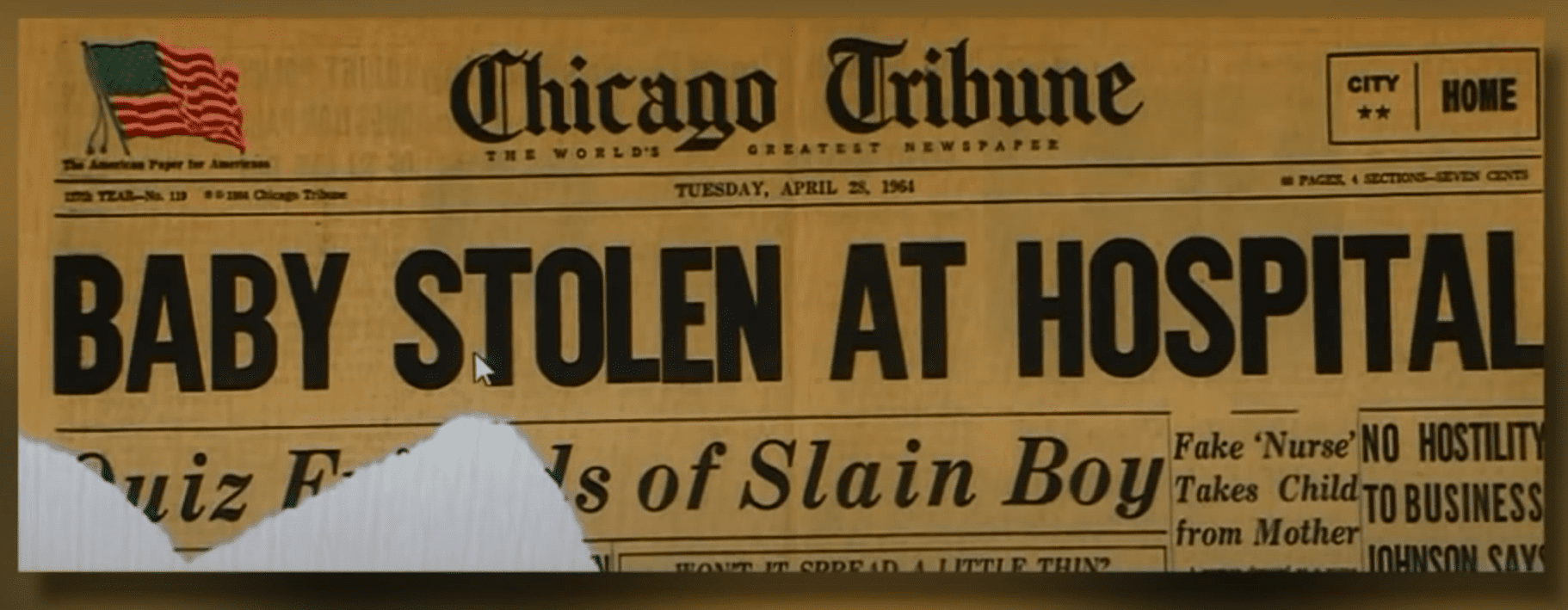 Un journal Chicago Tribune avec un titre concernant l'enlèvement du nouveau-né Paul Fronczak en 1964.┃Source : youtube.com/WGN News