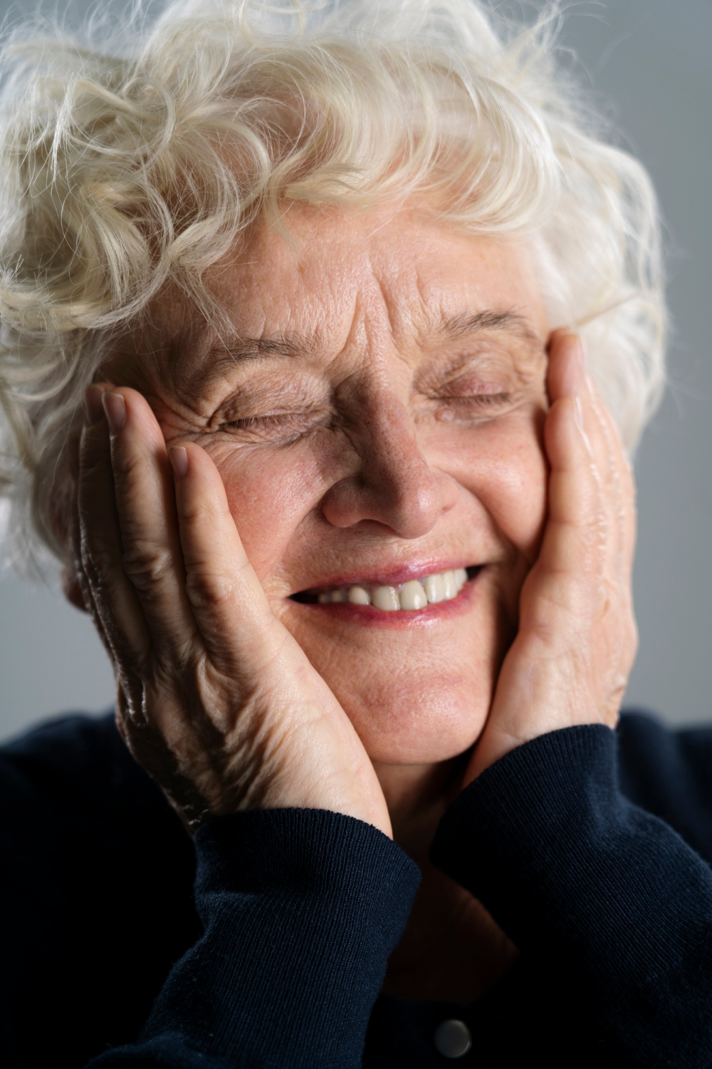 Une dame âgée ravie | Source : Freepik