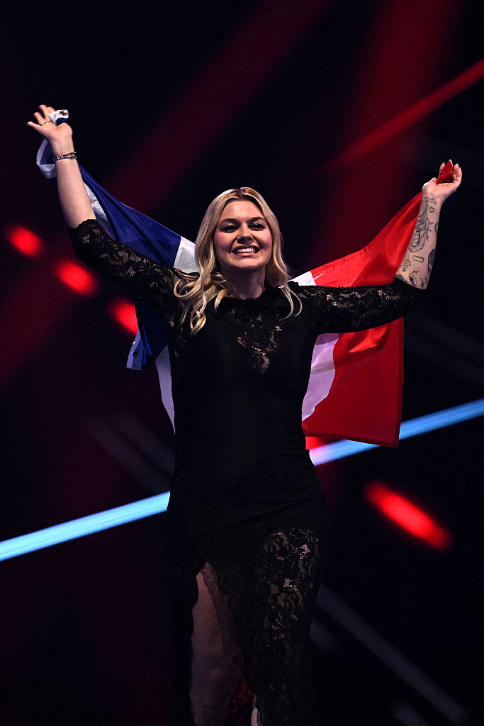 La chanteuse française Louane Emera, connue sous le nom de Louane, représentant la France avec la chanson "maman", défile lors de la cérémonie du drapeau avant la grande finale du Concours Eurovision de la chanson 2025, à l'arène St. Jakobshalle à Bâle, le 17 mai 2025. (Photo by Fabrice COFFRINI / AFP) (Photo by FABRICE COFFRINI/AFP via Getty Images)