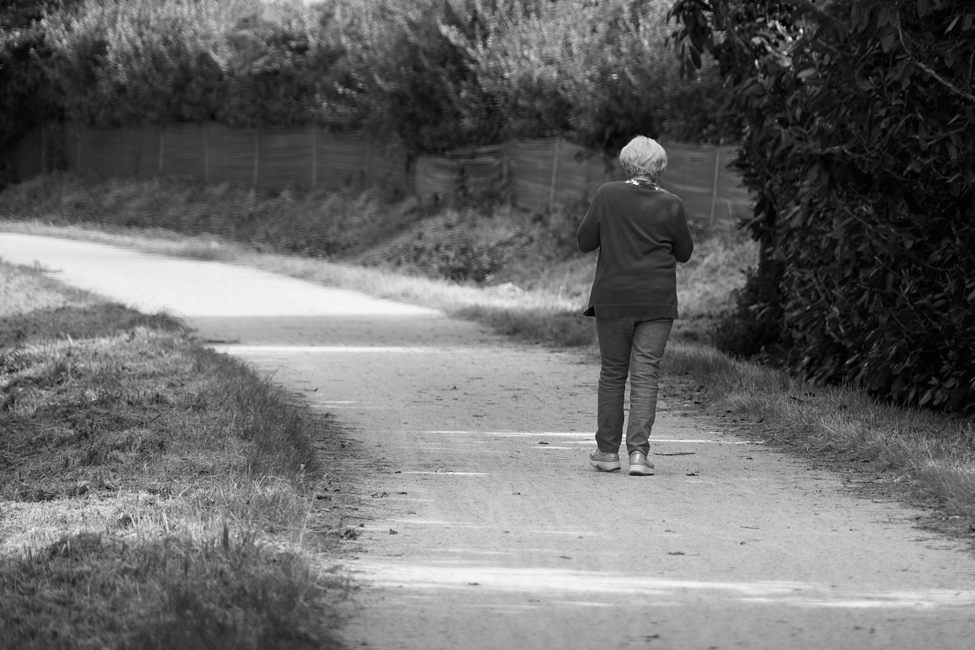 Une vieille femme qui s'éloigne | Source : Pexels