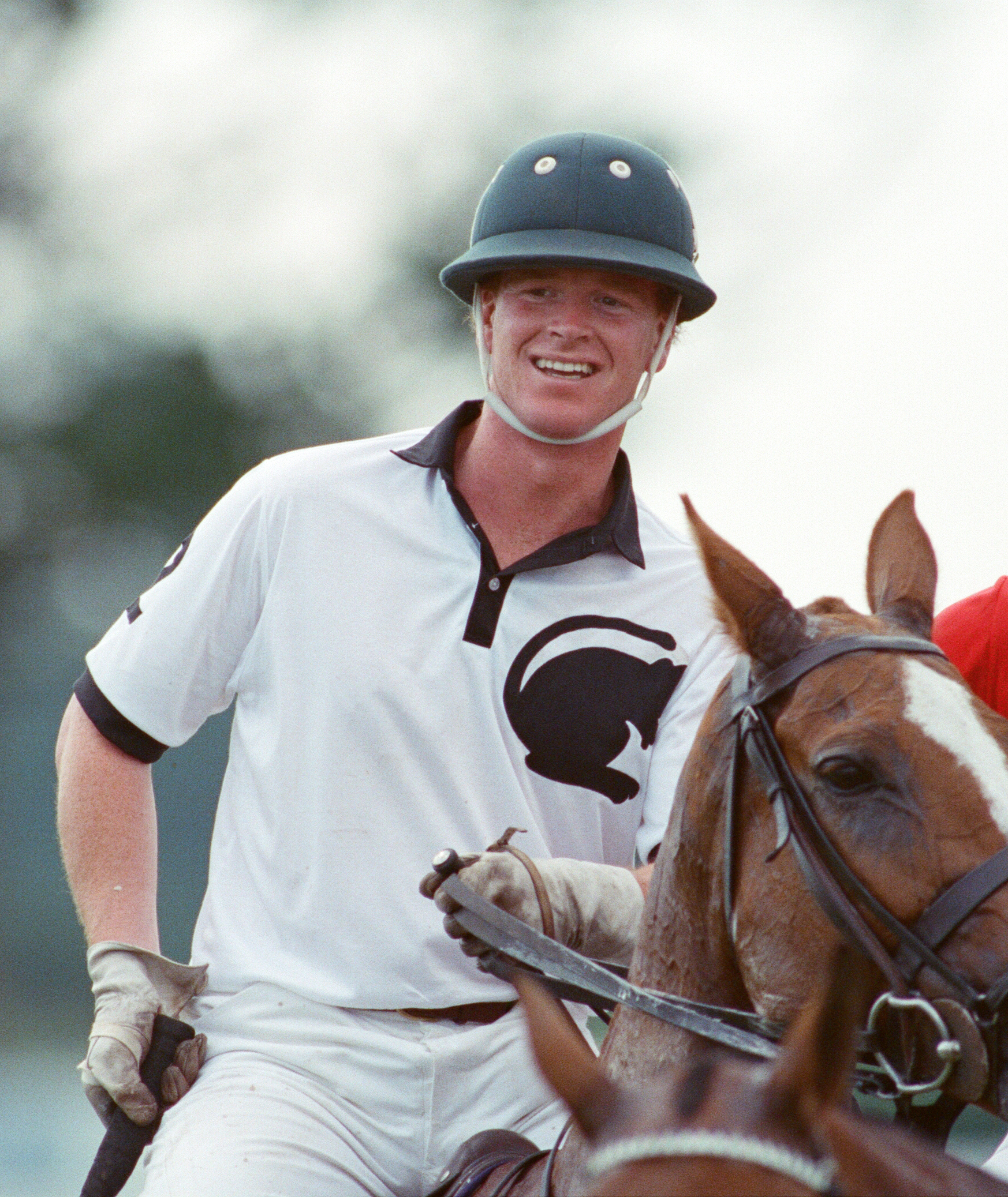 Le major James Hewitt sur le terrain de polo à Windsor, en Angleterre, le 16 juillet 1991 | Source : Getty Images
