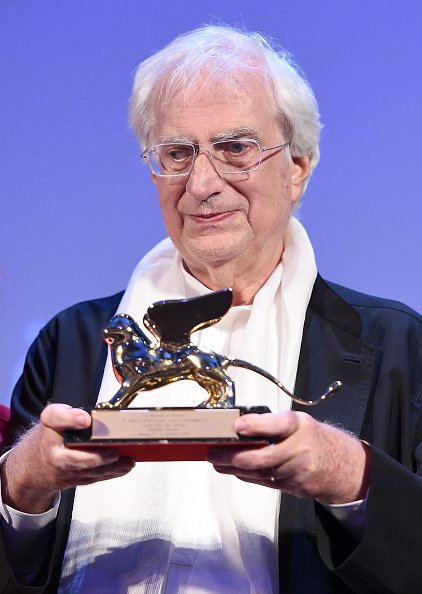 Le réalisateur Bertrand Tavernier assiste à la cérémonie du "Lion d'or Bertrand Tavernier pour l'œuvre de toute une vie 2015". | Photo : Getty Image.