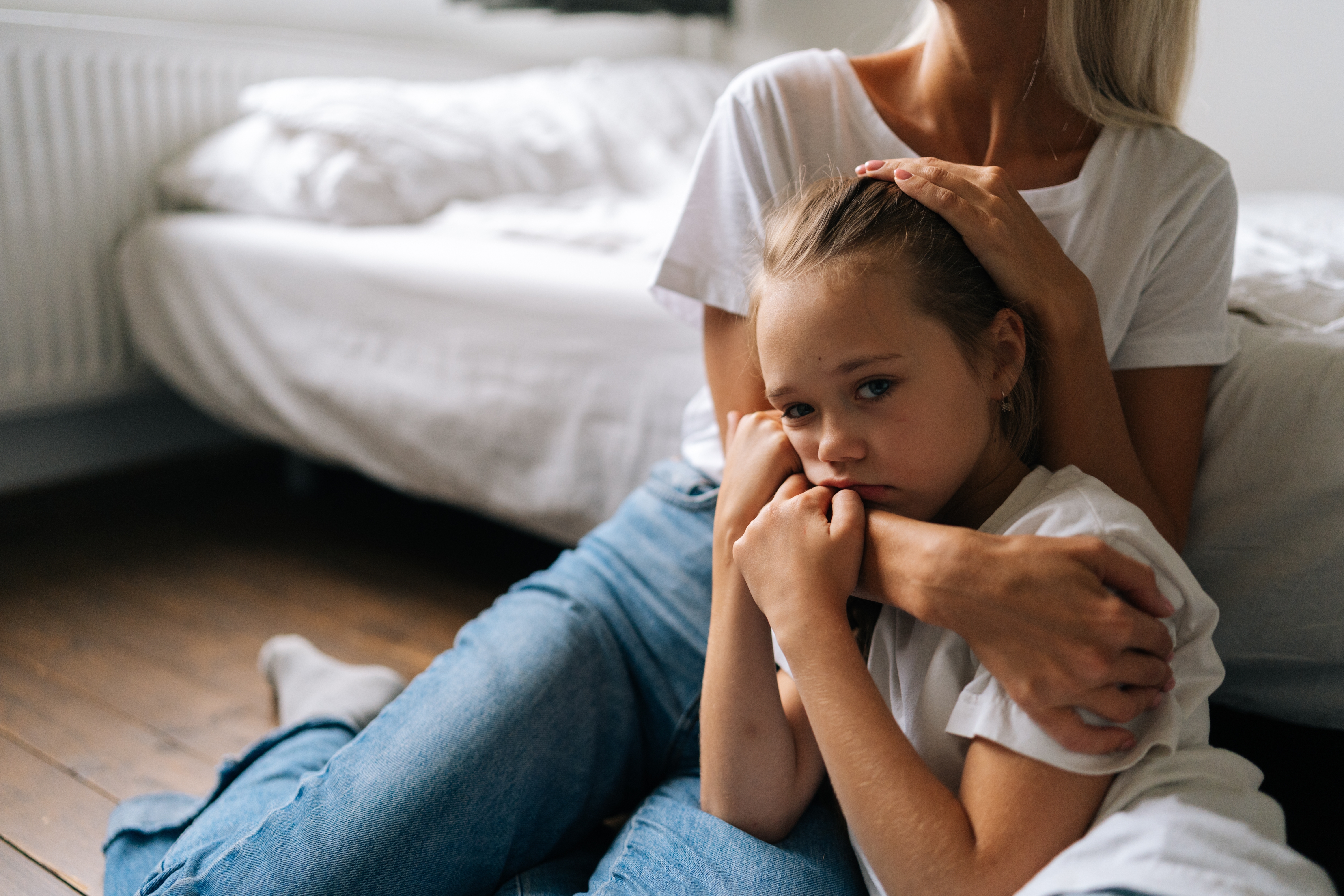 Mère réconfortant une petite fille en pleurs | Source : Shutterstock