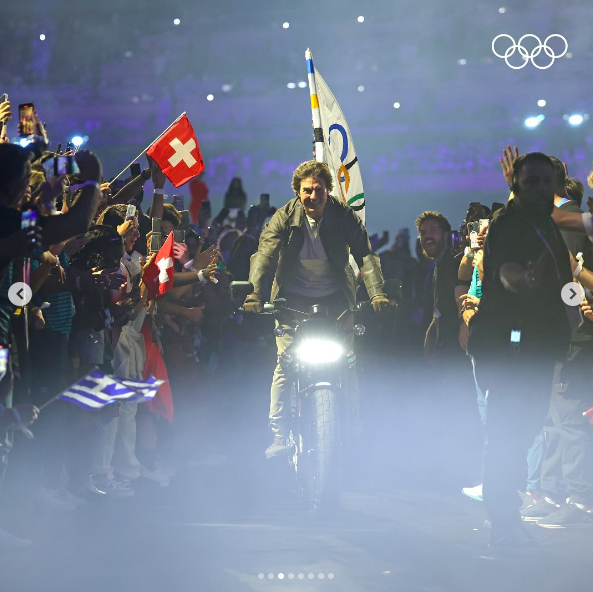 Tom Cruise s'éloignant en voiture avec le drapeau olympique, posté le 11 août 2024 | Source : Instagram/olympics