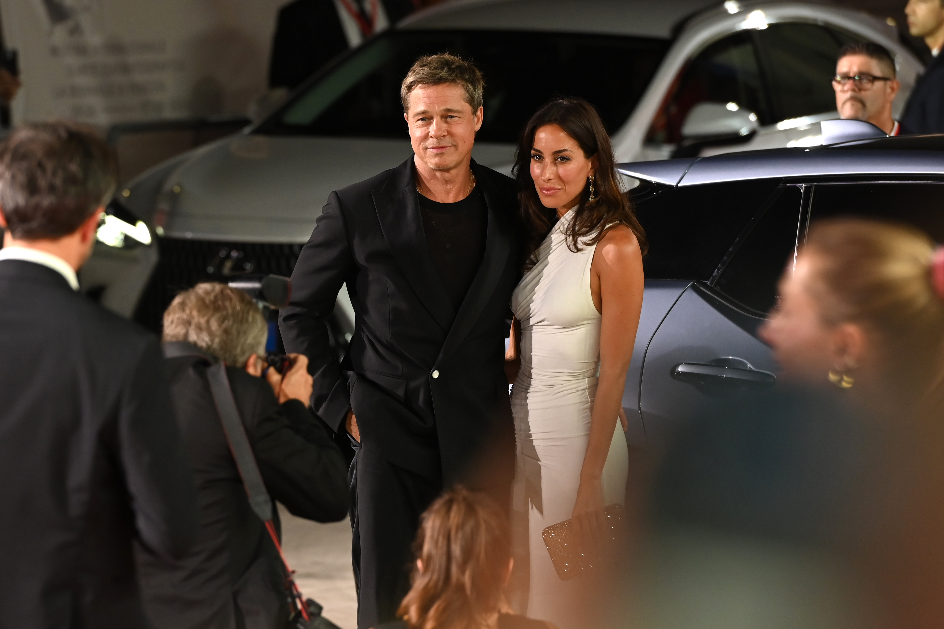 Brad Pitt et Ines de Ramon arrivent à la 81e édition du Festival international du film de Venise, à Venise, en Italie, le 1er septembre 2024 | Source : Getty Images