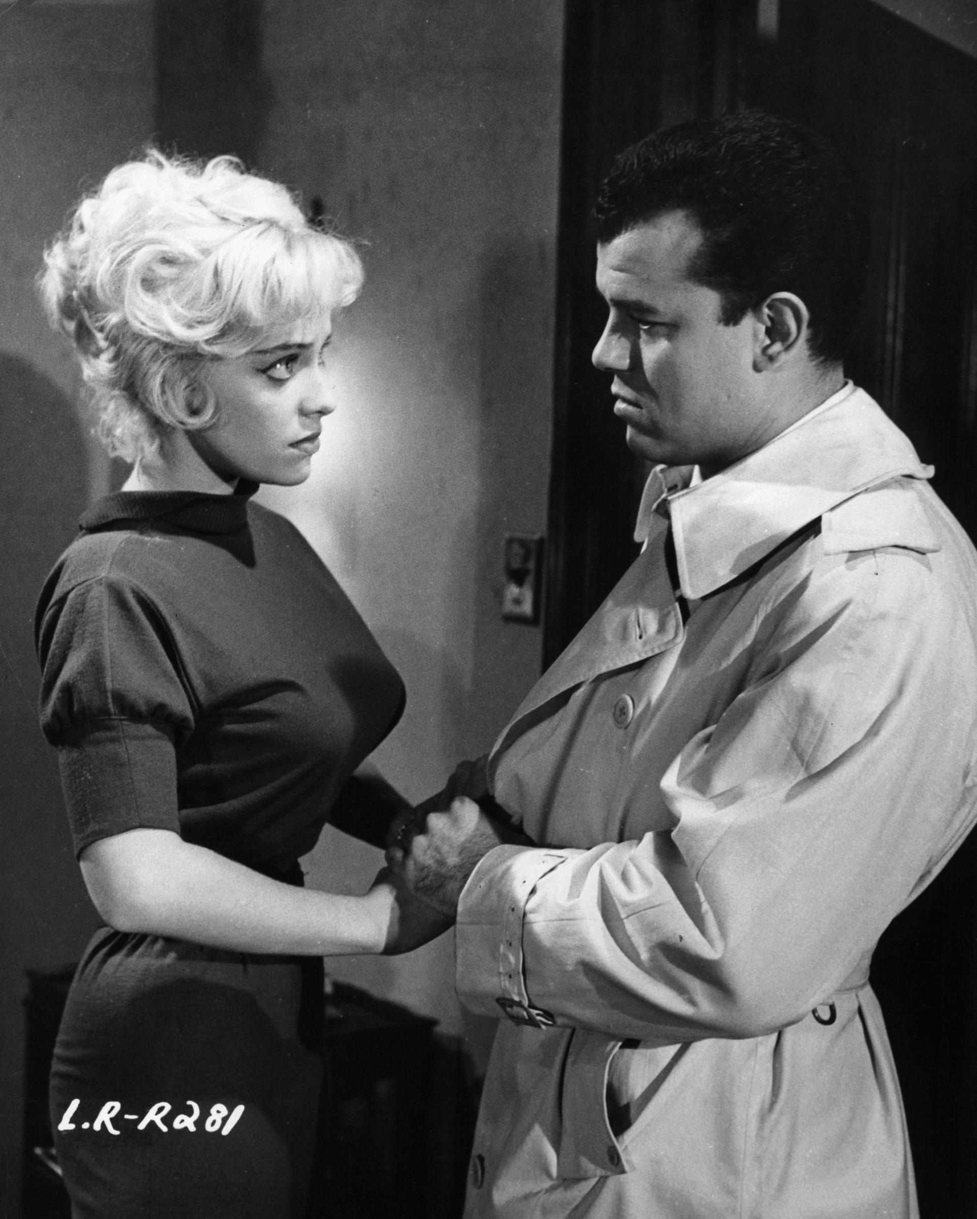 L'actrice aux côtés de Julius LaRosa dans une scène du film « Let's Rock » en 1958. | Source : Getty Images