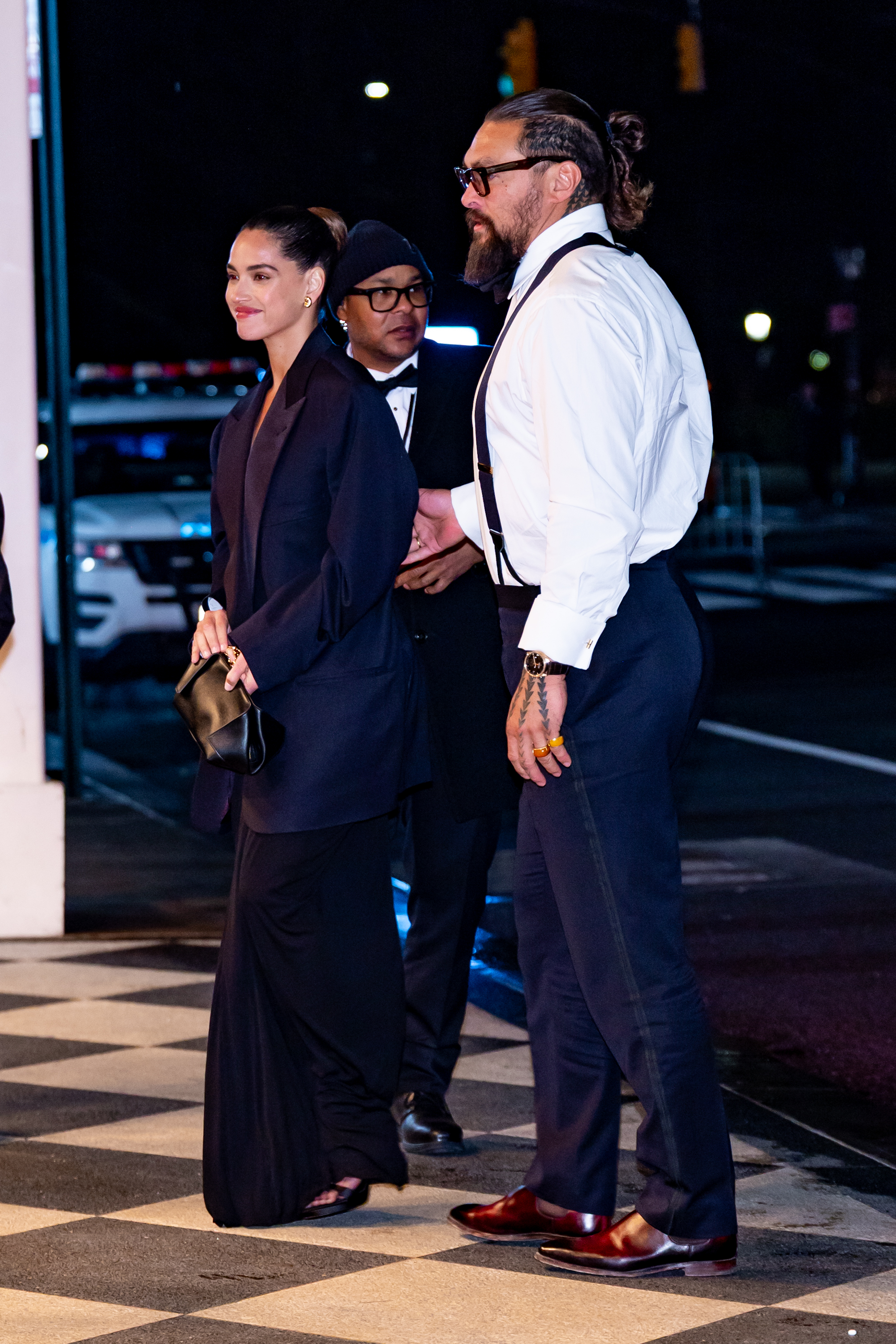 Adria Arjona et Jason Momoa sont vus à leur arrivée à l'hôtel The Plaza à New York le 16 février 2025. | Source : Getty Images