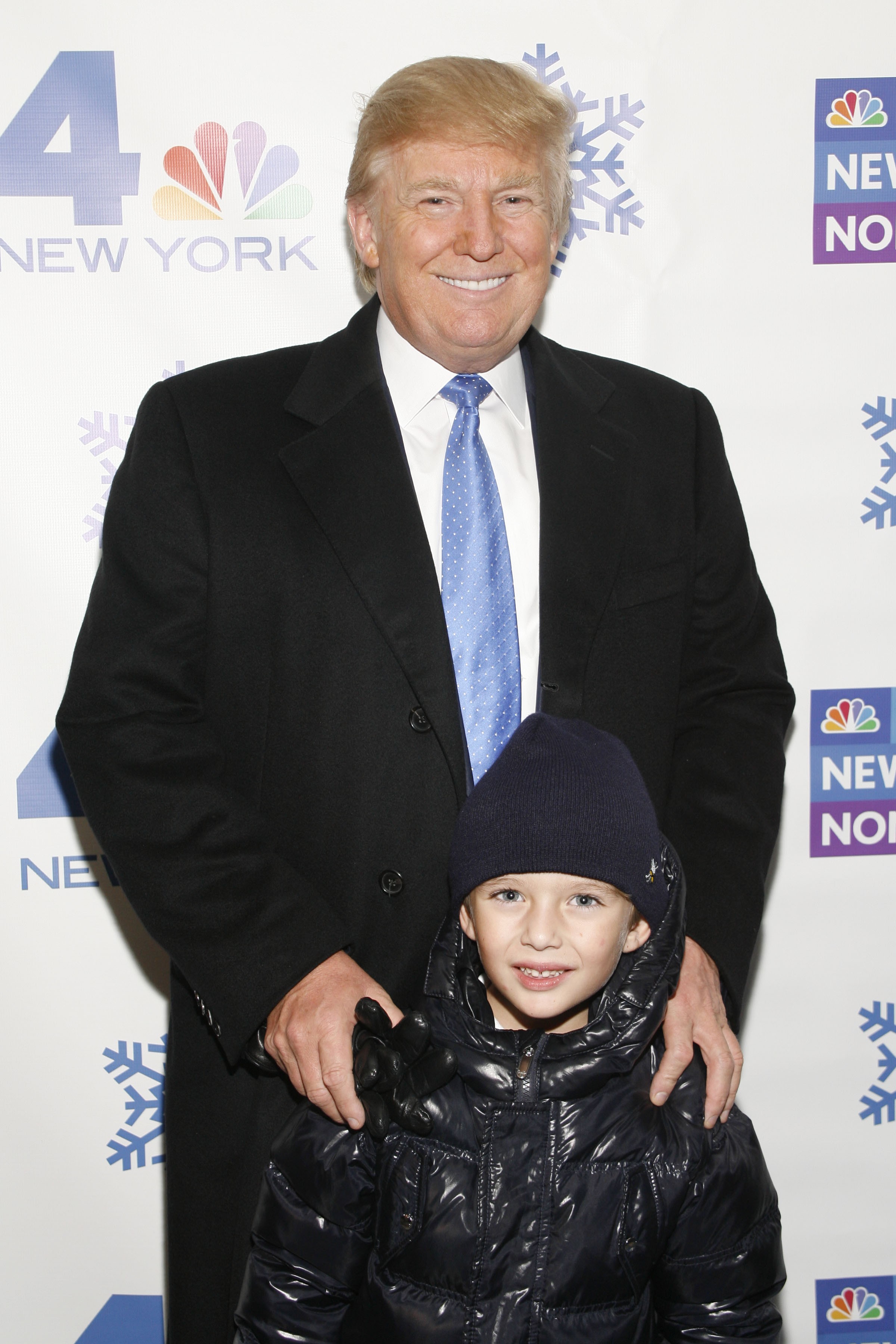 Donald et Barron Trump lors de la soirée d'illumination de l'arbre de Noël du Rockefeller Center, le 30 novembre 2010, à New York. | Source : Getty Images