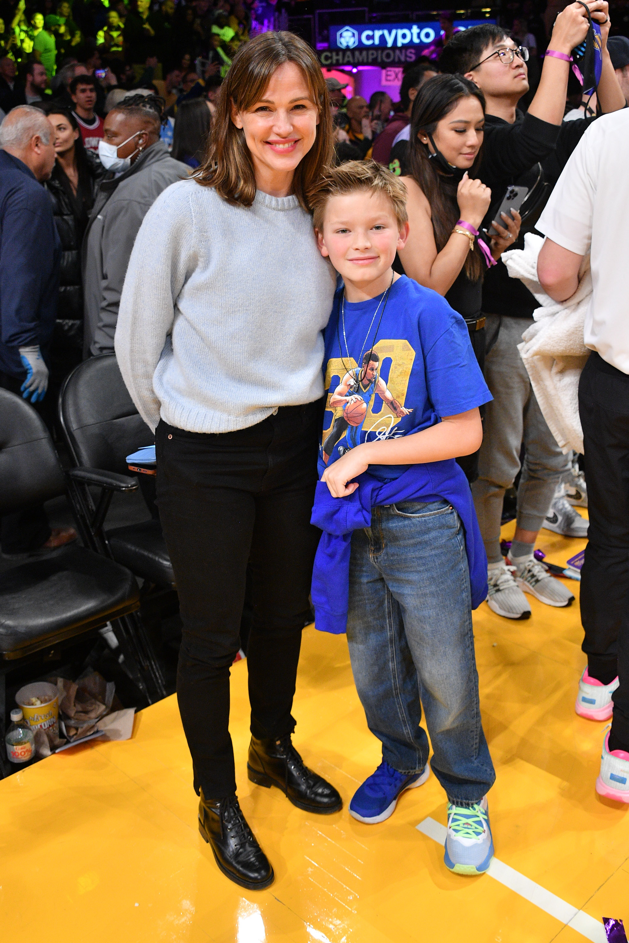 Jennifer Garner et Samuel Garner Affleck sourient à la caméra lors de la Crypto.com Arena, le 5 mars 2023, à Los Angeles, en Californie. | Source : Getty Images