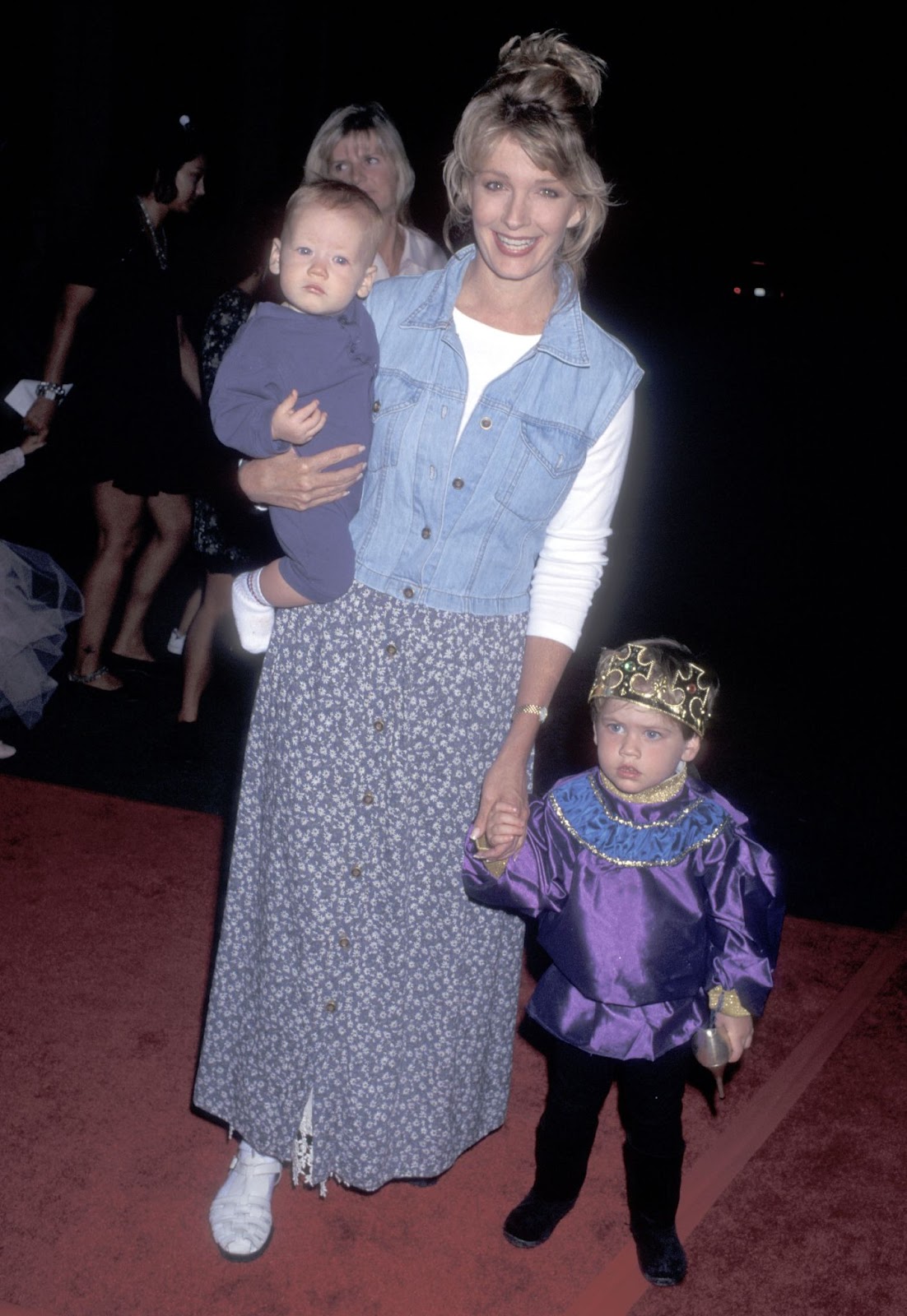 Deidre Hall et ses fils à la fête de sortie de la cassette vidéo et de l'album "Cinderella", le 2 octobre 1995, à Burbank, en Californie. | Source : Getty Images