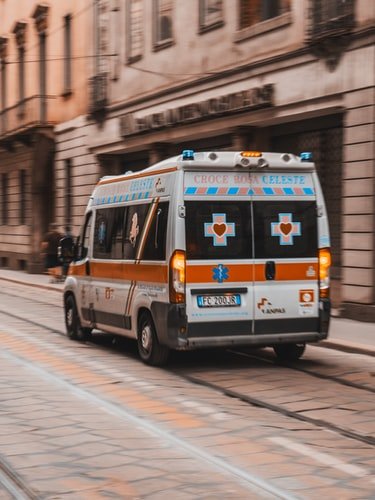 Une voiture d'ambulance traversant la rue. | Photo : Unsplash