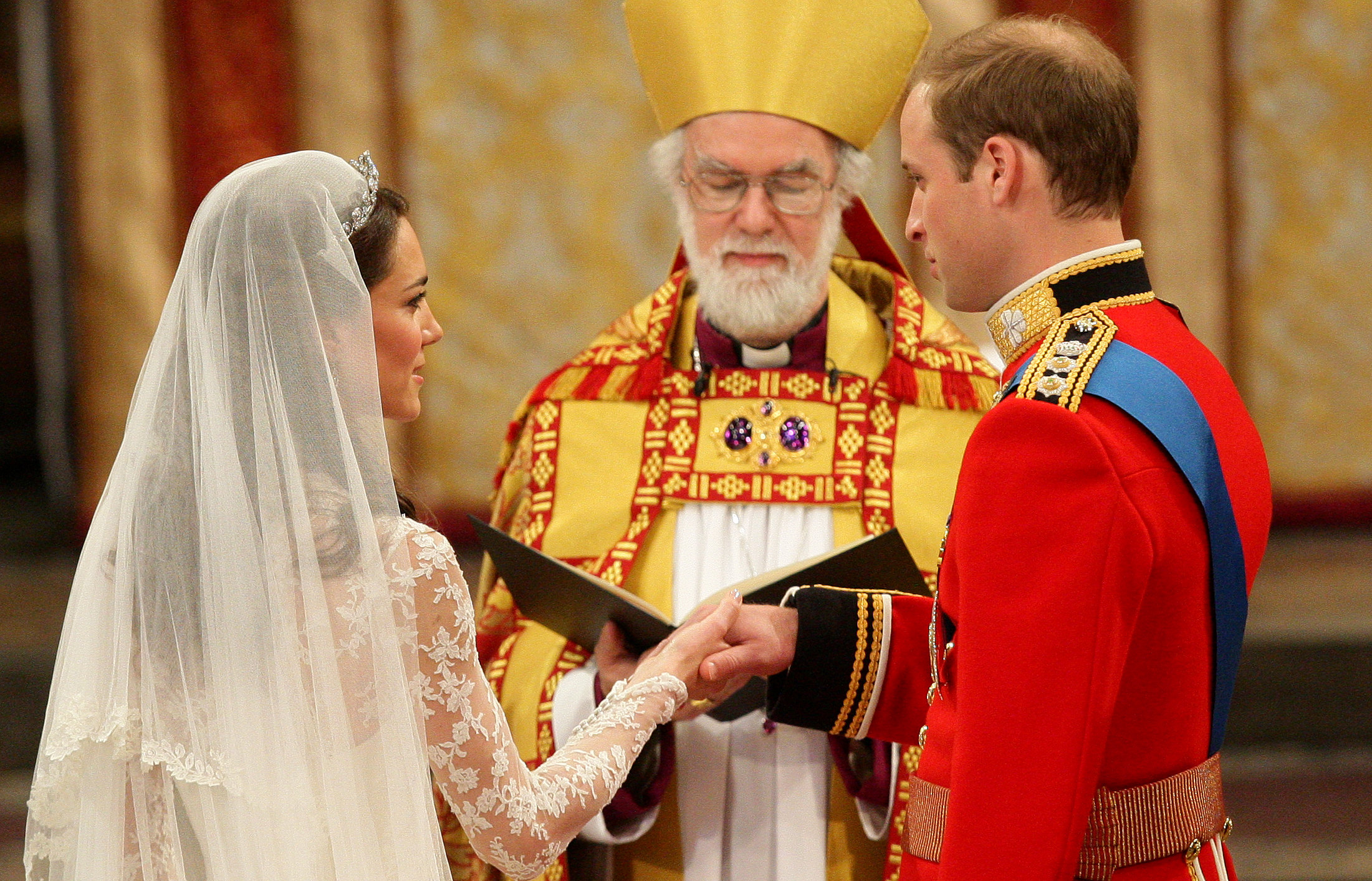 Catherine Middleton et le prince William sont mariés par l'archevêque de Canterbury à l'abbaye de Westminster à Londres, en Angleterre, le 29 avril 2011 | Source : Getty Images