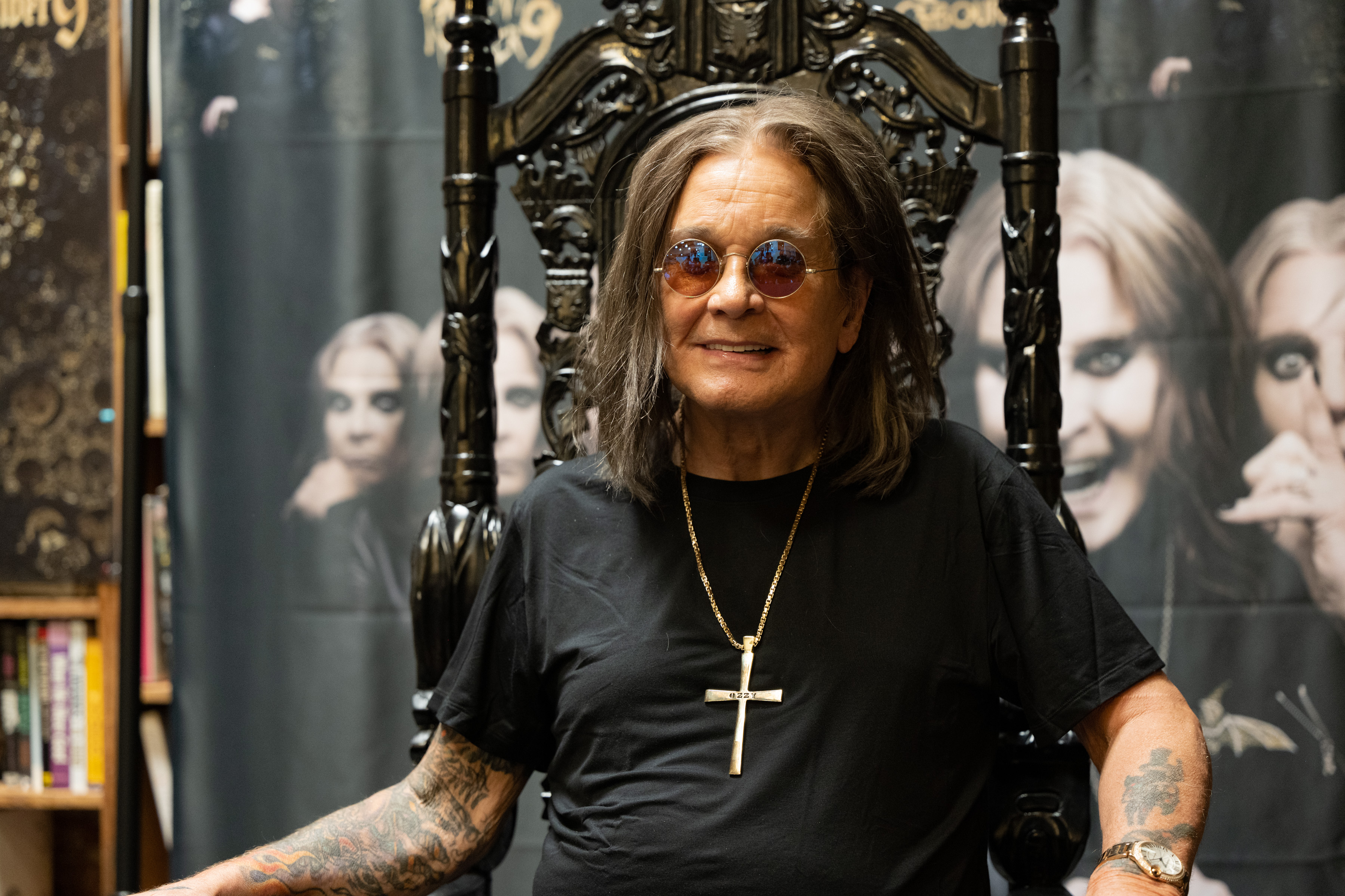 Ozzy Osbourne signe des exemplaires de son album chez Fingerprints Music le 10 septembre 2022 à Long Beach, en Californie. | Source : Getty Images