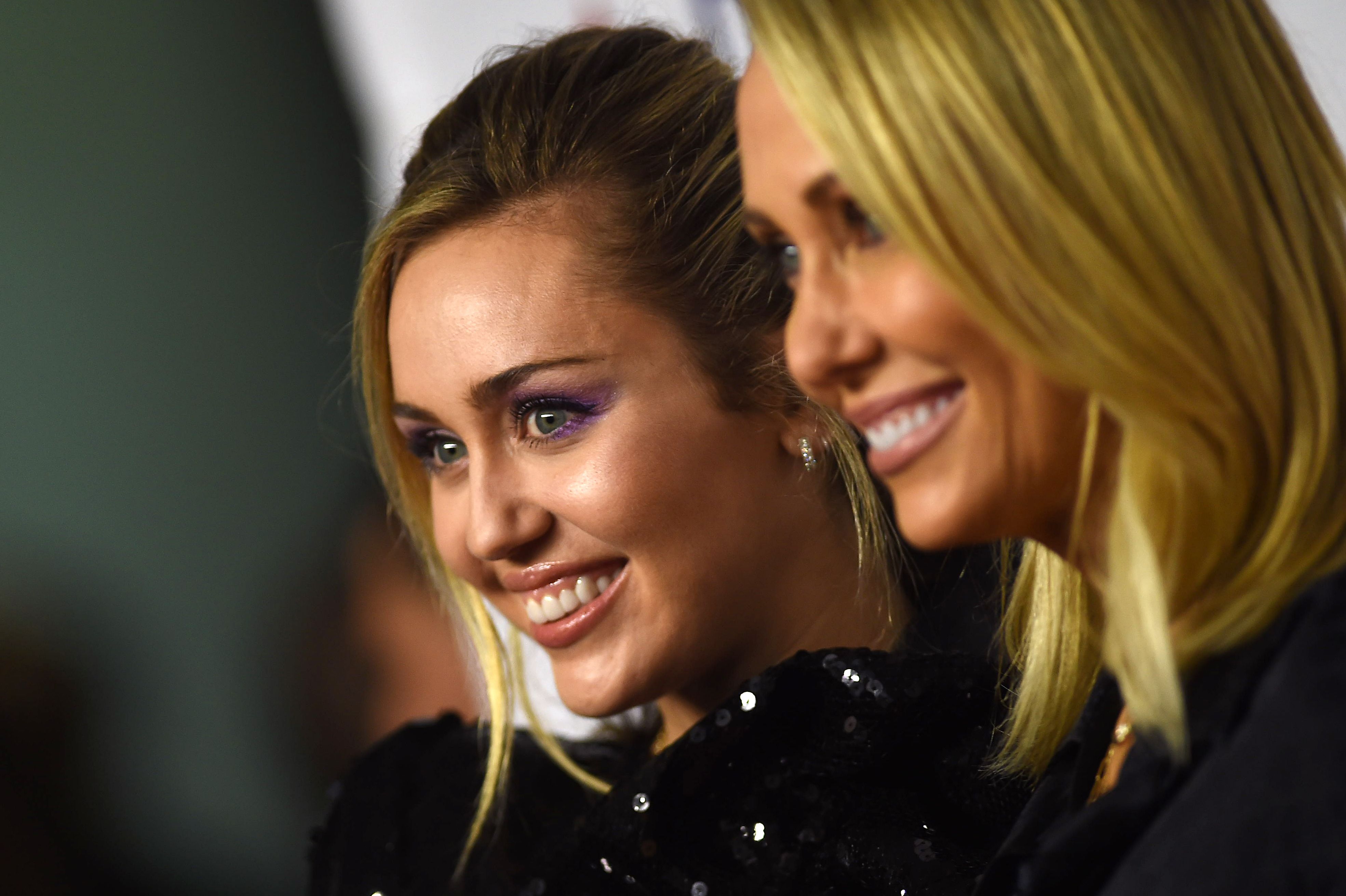 Miley Cyrus et Tish Cyrus alors qu'elle arrive pour le gala MusiCares Person Of The Year à Los Angeles le 8 février 2019. | Source : Getty Images