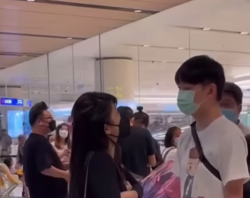 Une femme confronte son mari à l'aéroport. | Source : youtube.com/@SingaporeIncidentsChannel