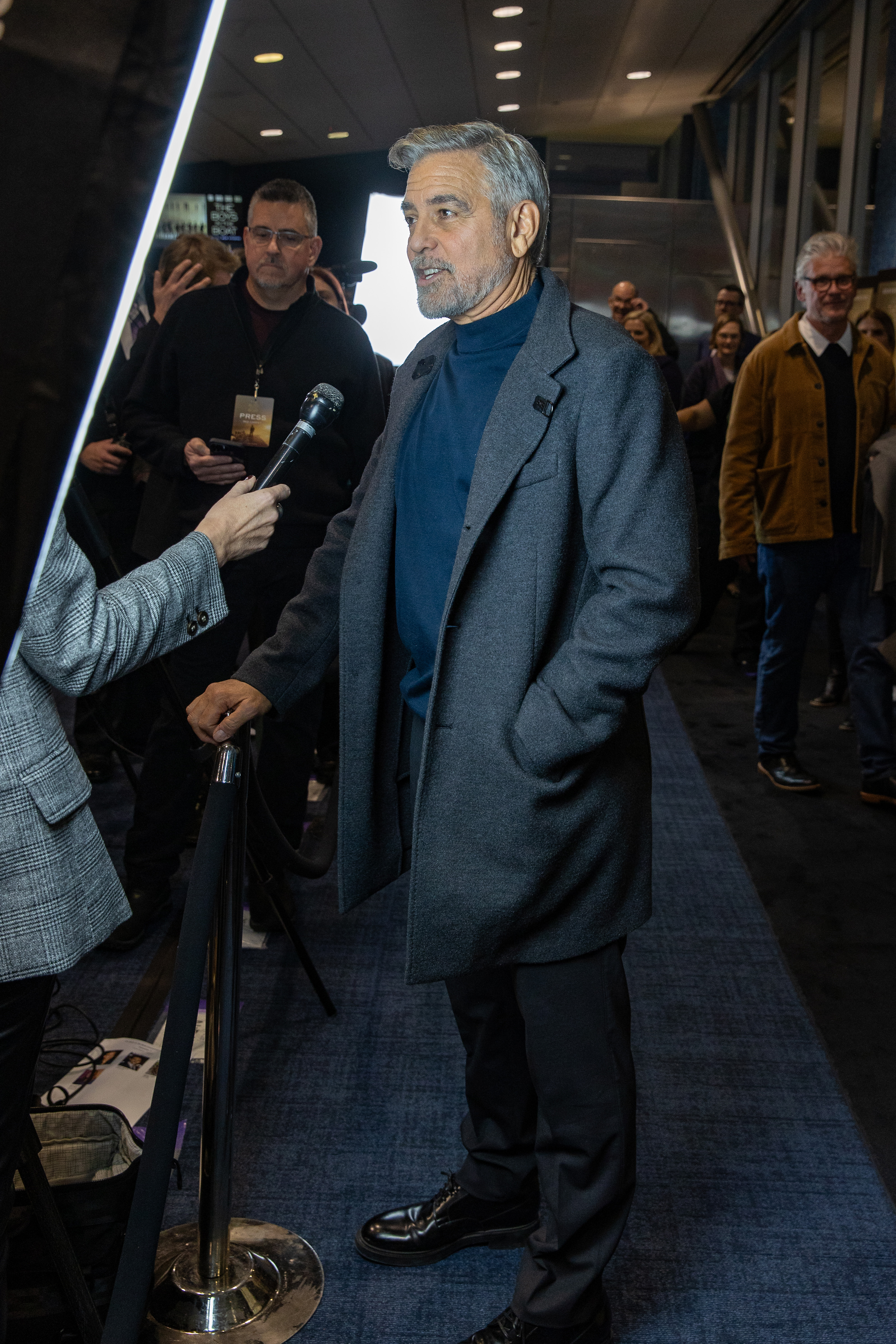 George Clooney donnant une interview lors de la projection de "The Boys in the Boat" à Seattle, Washington, le 7 décembre 2023 | Source : Getty Images