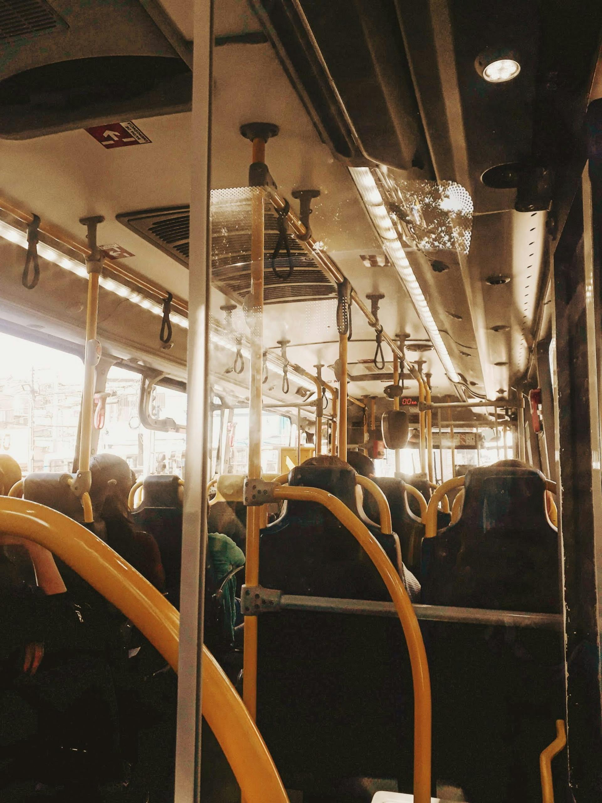 Des personnes à l'intérieur d'un bus | Source : Pexels