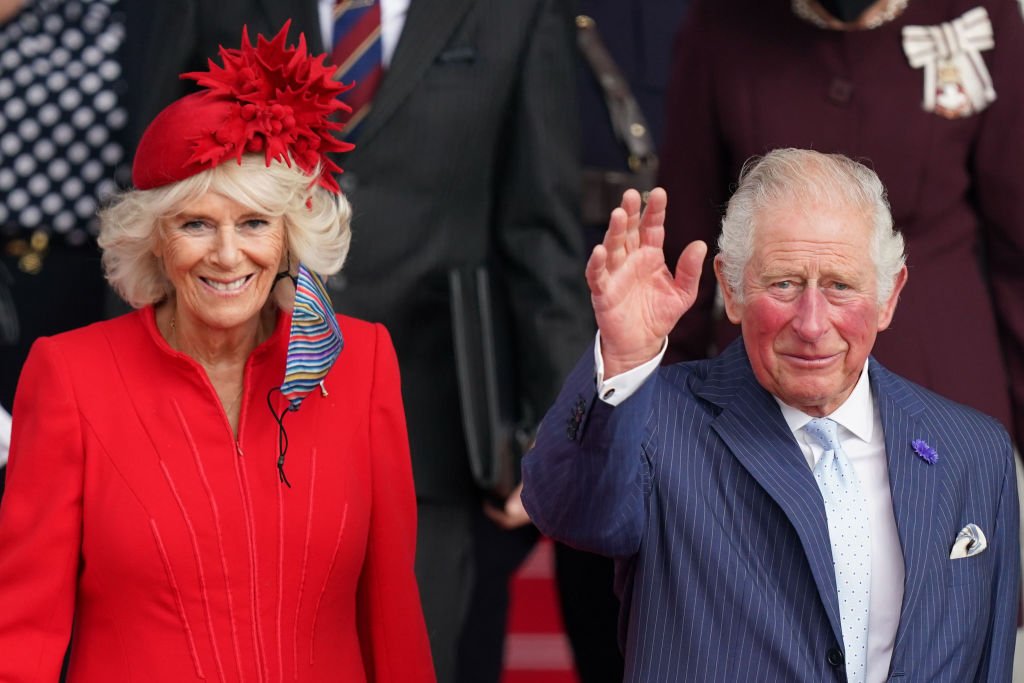 Le Prince Charles, Prince de Galles et Camilla, Duchesse de Cornouailles quittent après avoir assisté à la cérémonie d'ouverture de la sixième session du Senedd au Senedd le 14 octobre 2021. | Photo : Getty Images