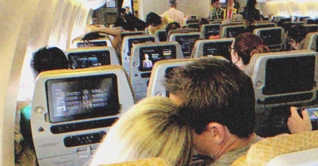 Un couple dans un avion | Source : Shutterstock