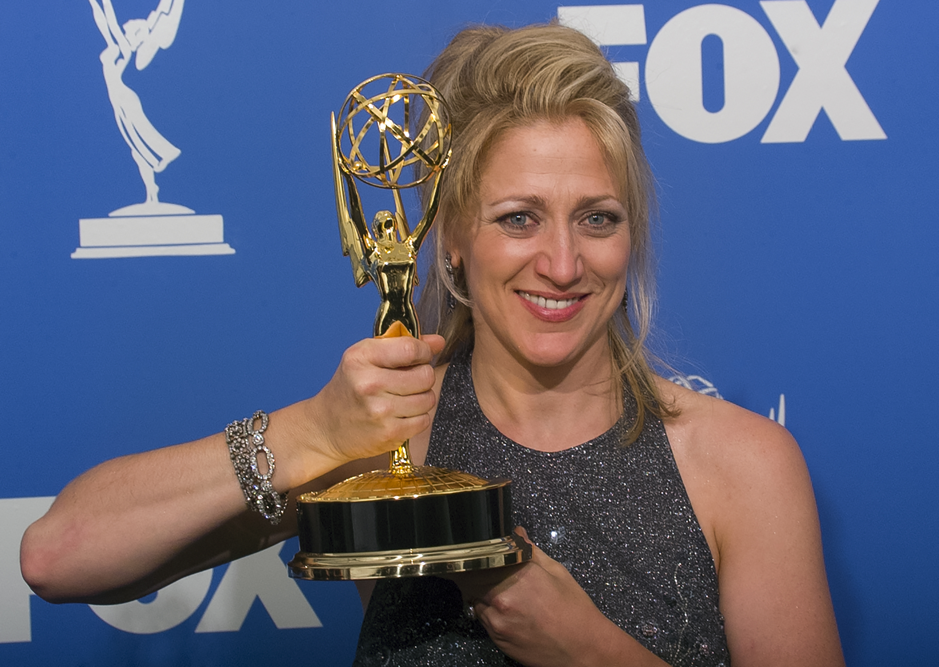 Edie Falco a remporté trois Emmy Awards au cours de sa carrière. Sur cette photo, elle pose dans les coulisses de la 52e cérémonie des Primetime Emmy Awards, qui s'est tenue au Shrine Auditorium le 12 septembre 1999 à Los Angeles, en Californie. | Source : Getty Images