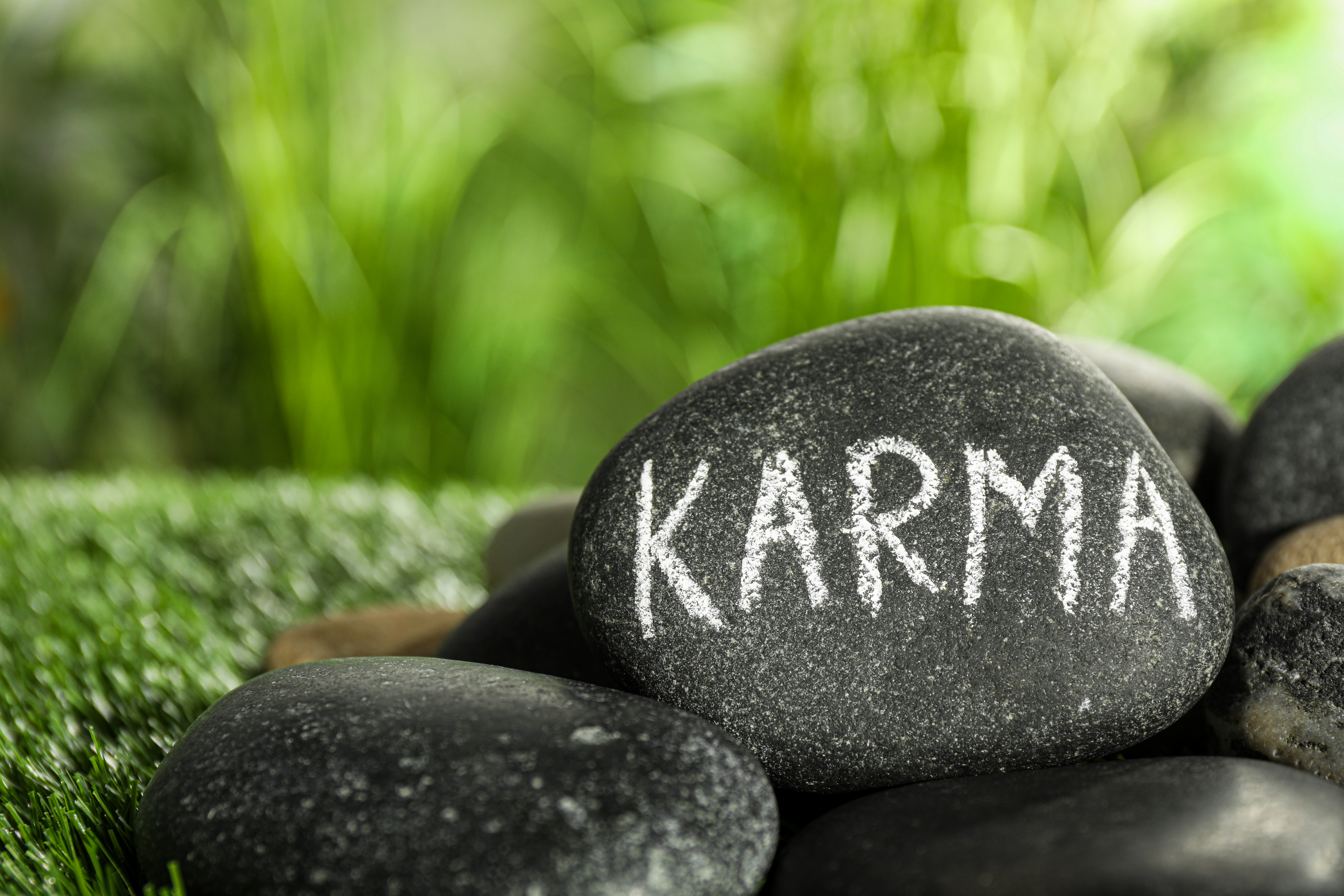 Karma écrit sur une pierre | Source : Getty Images