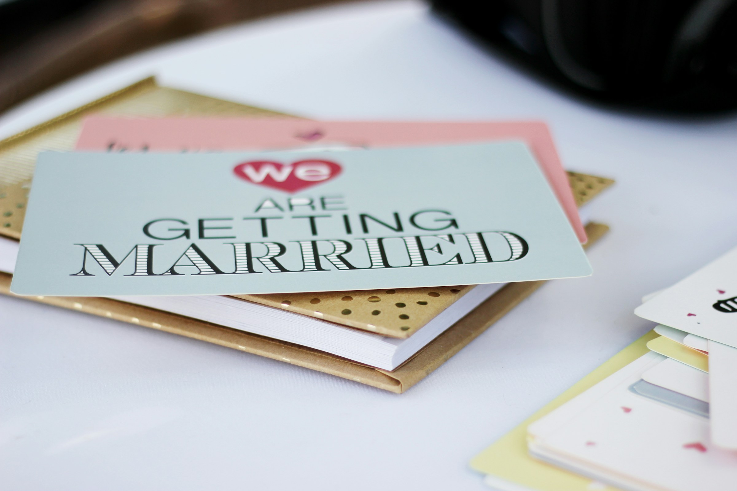 Une invitation de mariage sur la table | Source : Unsplash