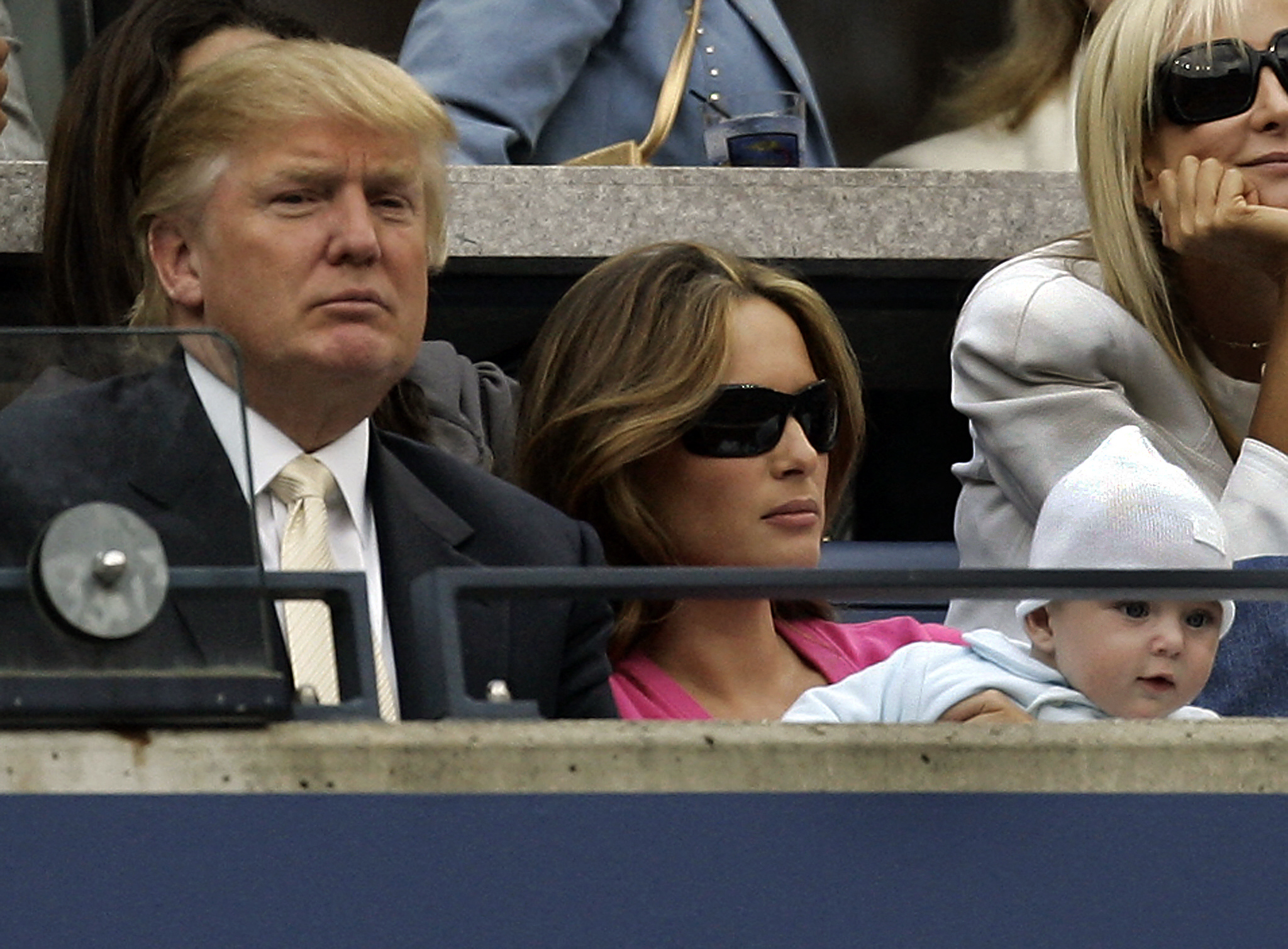 Donald, Melania et le petit Barron Trump assistent à la finale masculine de l'US Open 2006 entre Roger Federer et Andy Roddick au centre national de tennis de l'USTA à Flushing Meadows, New York, le 10 septembre 2006. | Source : Getty Images