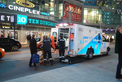 Des ambulanciers paramédicaux avec une civière et des feux clignotants | Photo : Shutterstock
