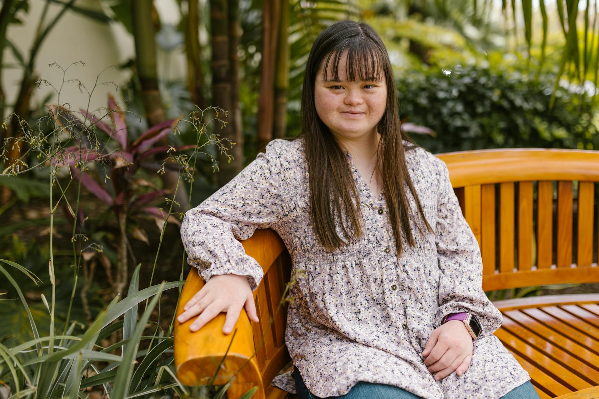 Une fille atteinte du syndrome de Down assise sur un banc | Source : Pexels