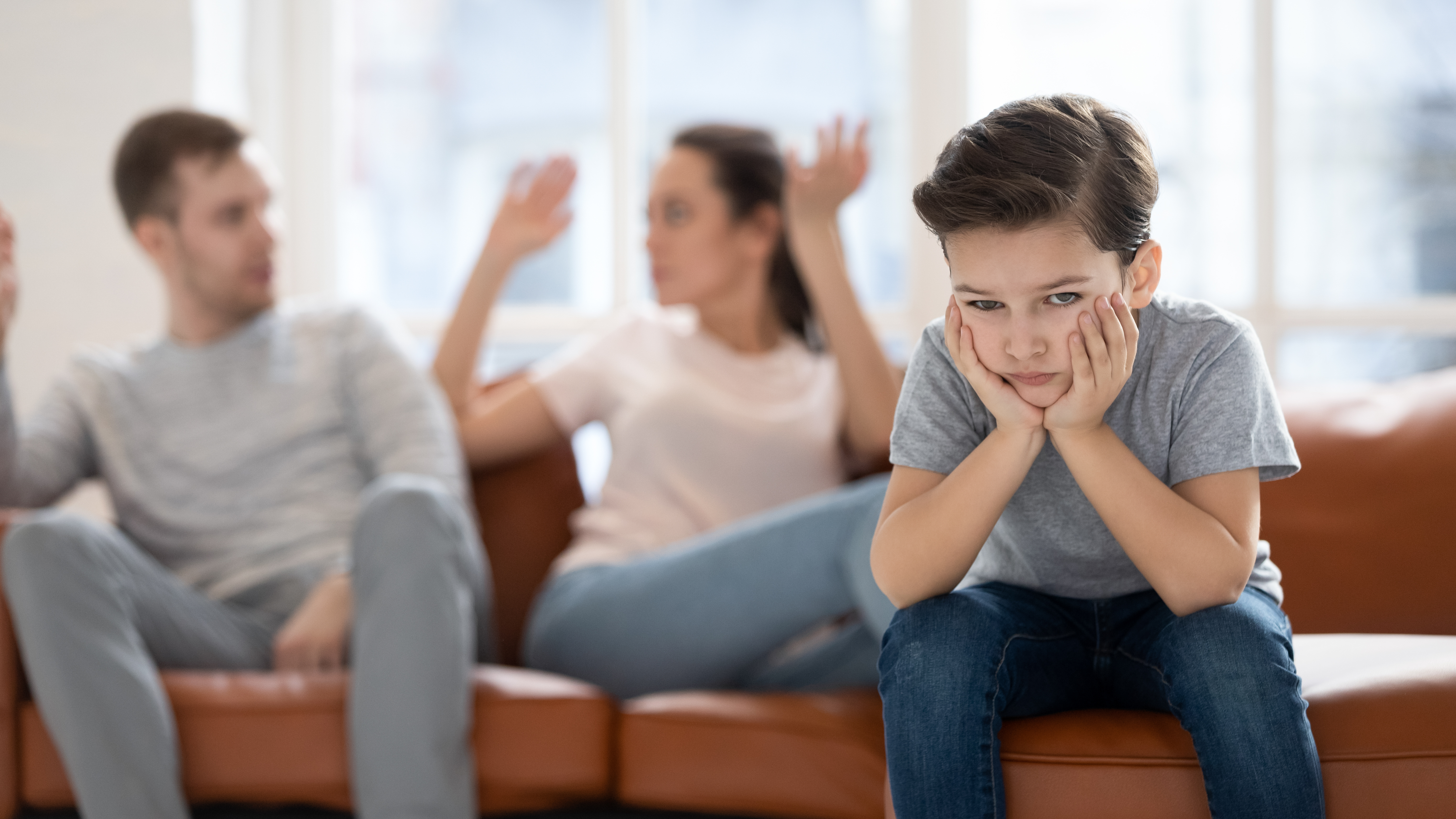 Un enfant frustré par des parents qui se disputent | Source : Shutterstock