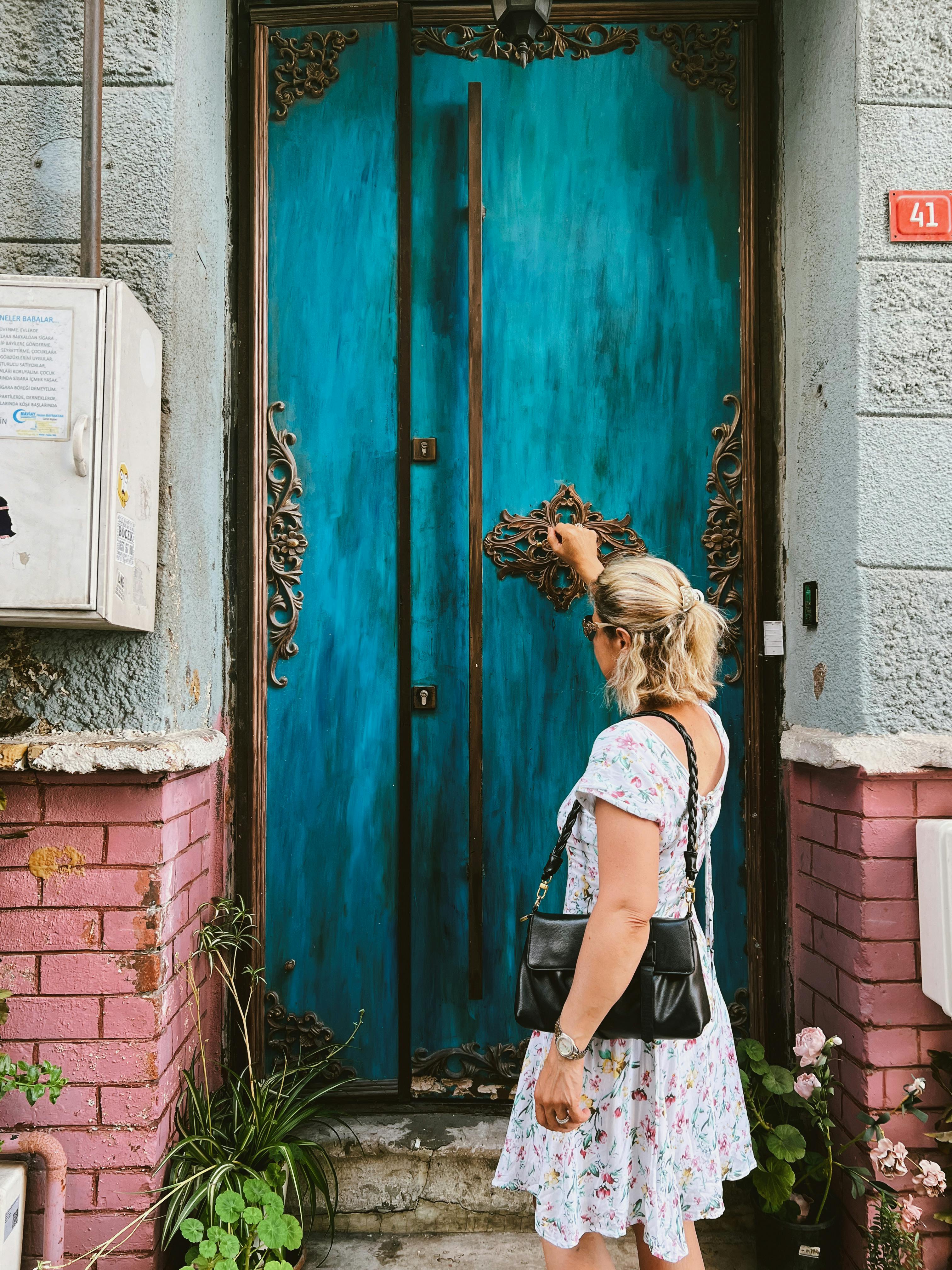 Une femme qui s'apprête à frapper à une porte | Source : Pexels