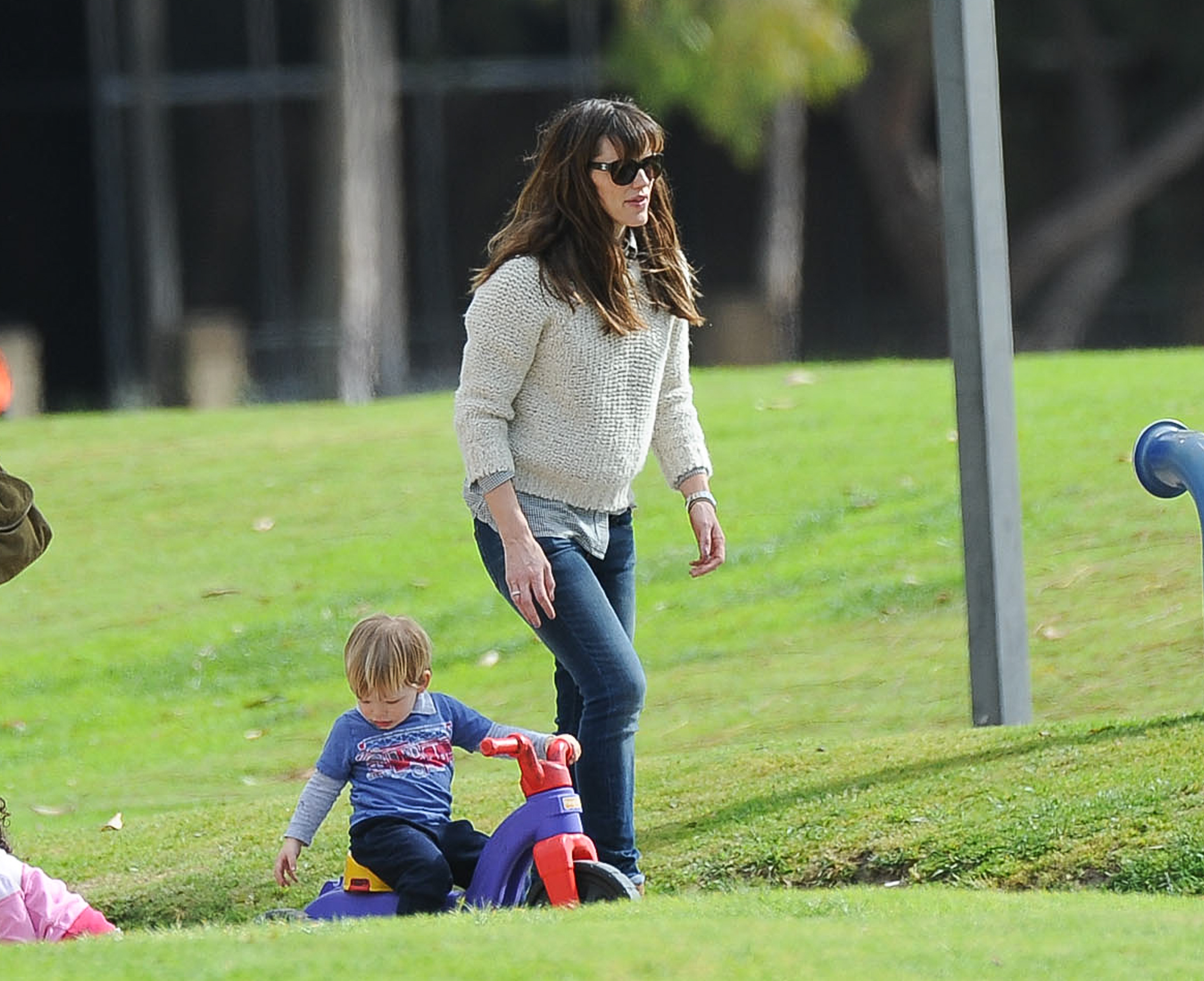 Samuel Garner Affleck fait du vélo dans le parc avec Jennifer Garner le 8 février 2014, à Los Angeles, en Californie. | Source : Getty Images