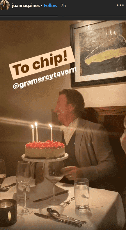 Chip Gaines sourit devant un gâteau au fromage surmonté de fruits rouges pour son dîner du 45e anniversaire | Source: Instagram.com/joannagaines