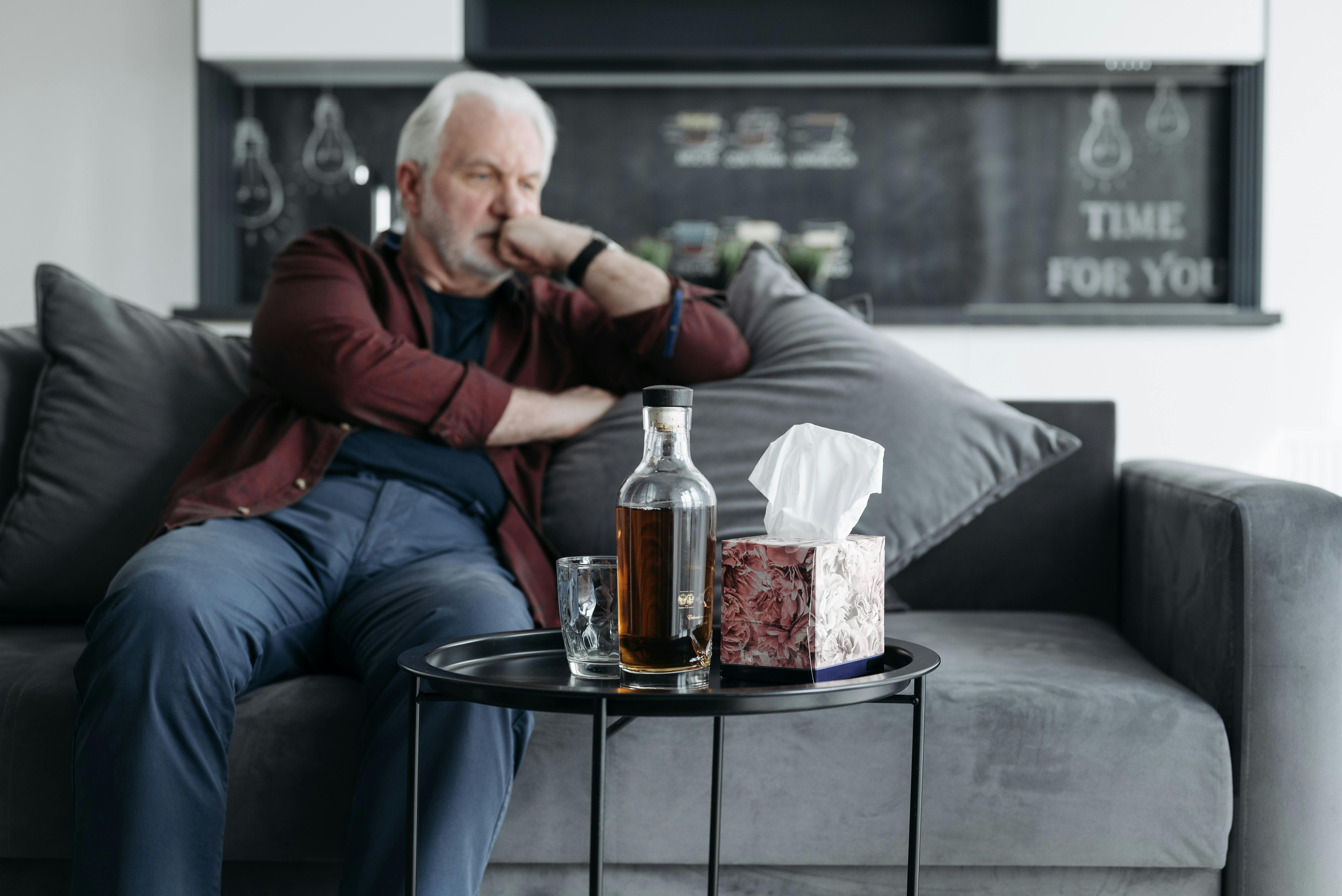 Un homme assis sur le canapé | Source : Pexels