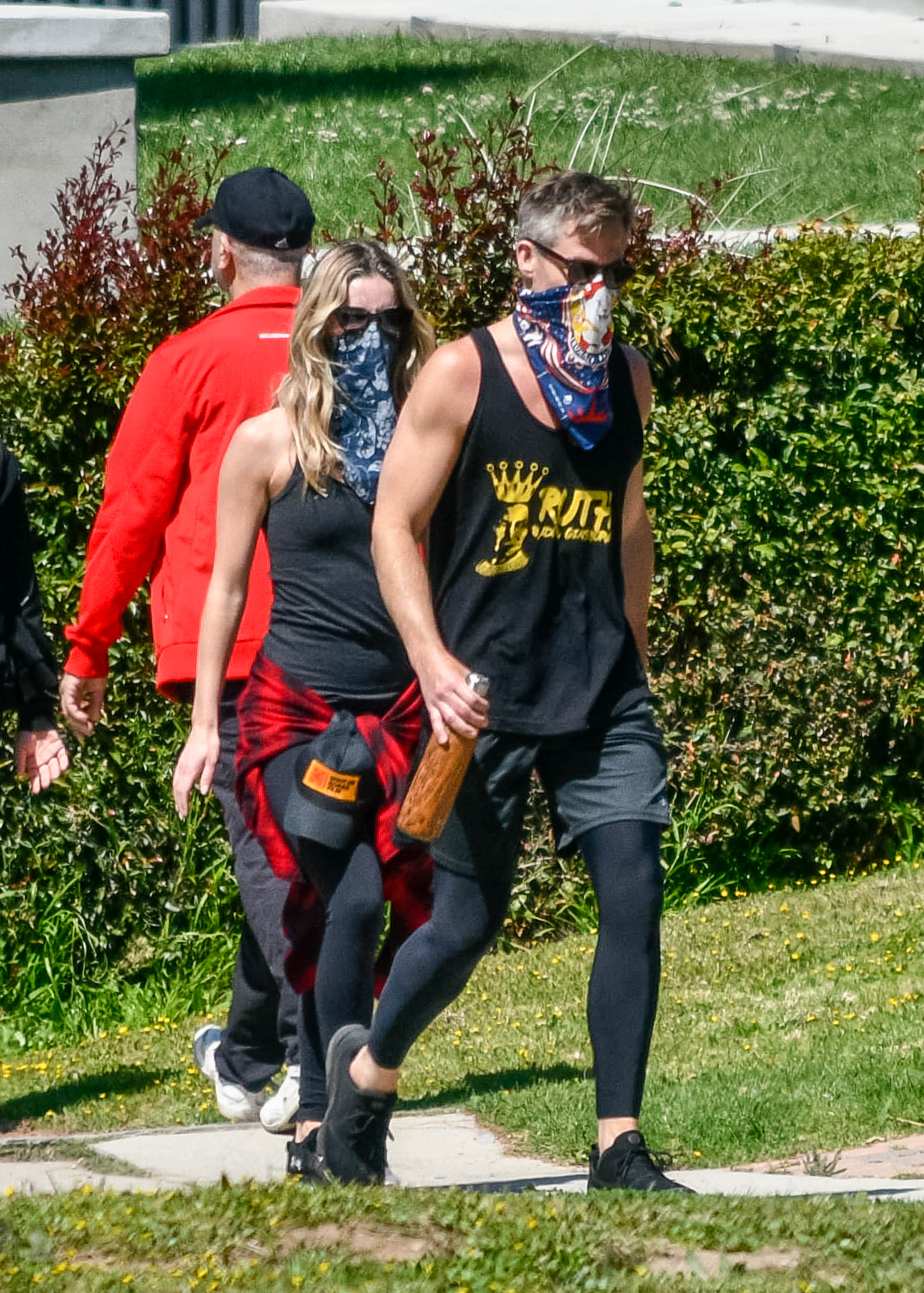 Chris Pine et Annabelle Wallis aperçus le 21 avril 2020 à Los Angeles, en Californie. | Source : Getty Images