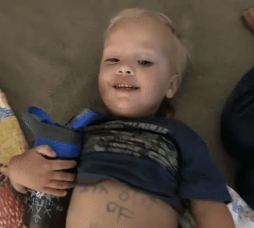 Le bébé de Heather Chisum, Milo, avec une note écrite sur son ventre. Source : youtube.com/ABC13