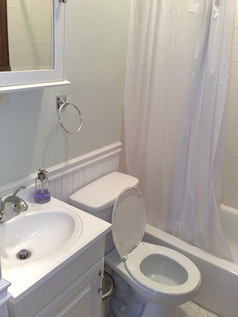 Une salle de bains immaculée. l Source: Flickr