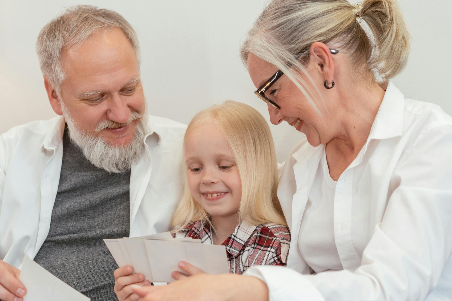 Une fille avec ses grands-parents | Source : Pexels