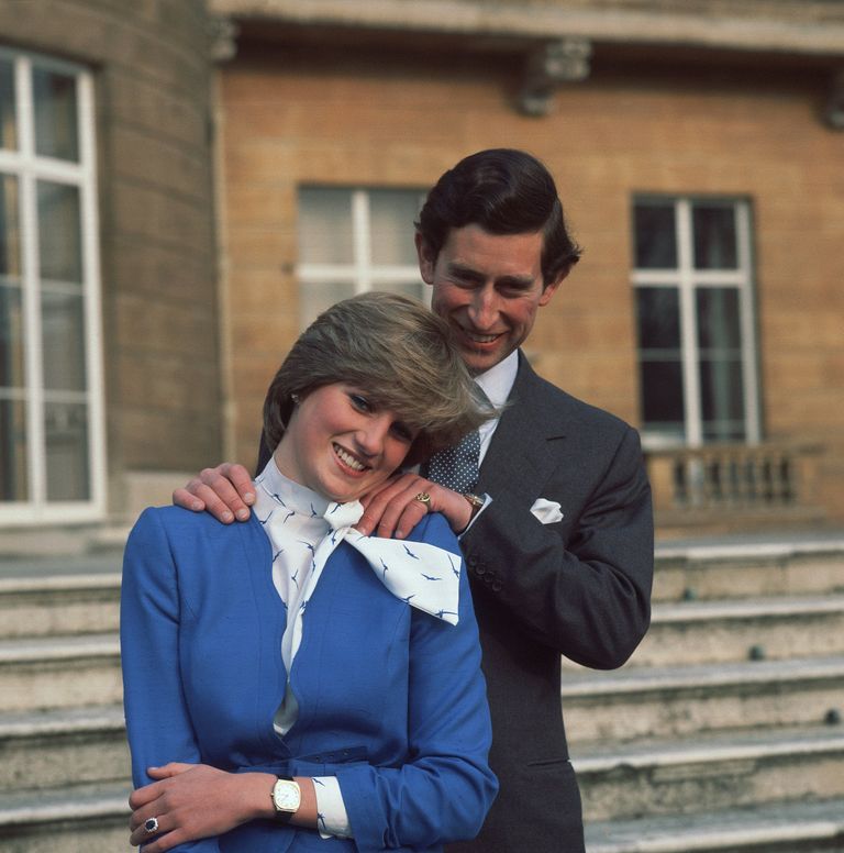 Le prince Charles et Lady Diana Spencer posant pour les photographes au palais de Buckingham après l'annonce de leurs fiançailles | Source : Getty Images