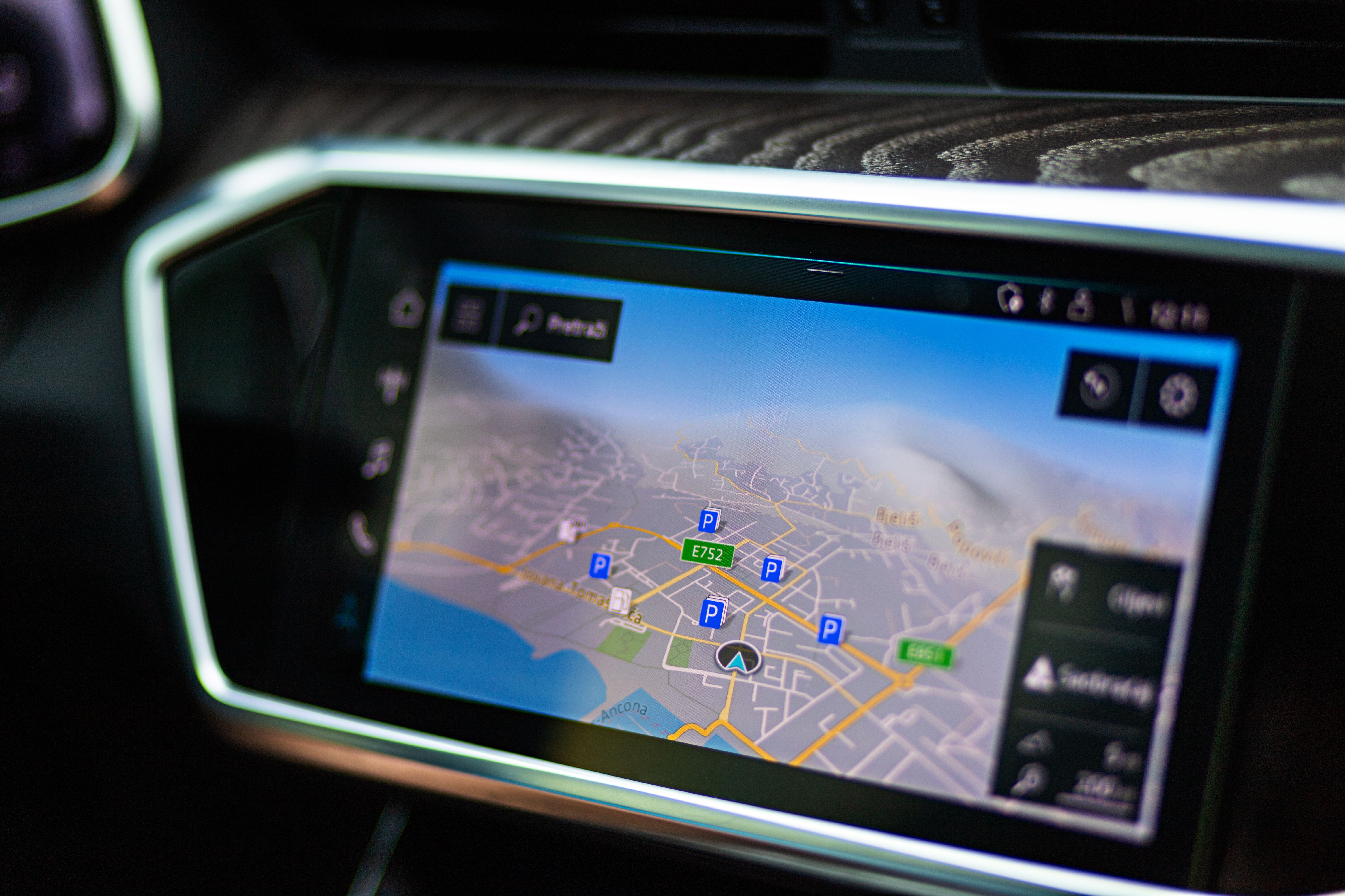 Un écran tactile GPS dans une voiture | Source : Pexels